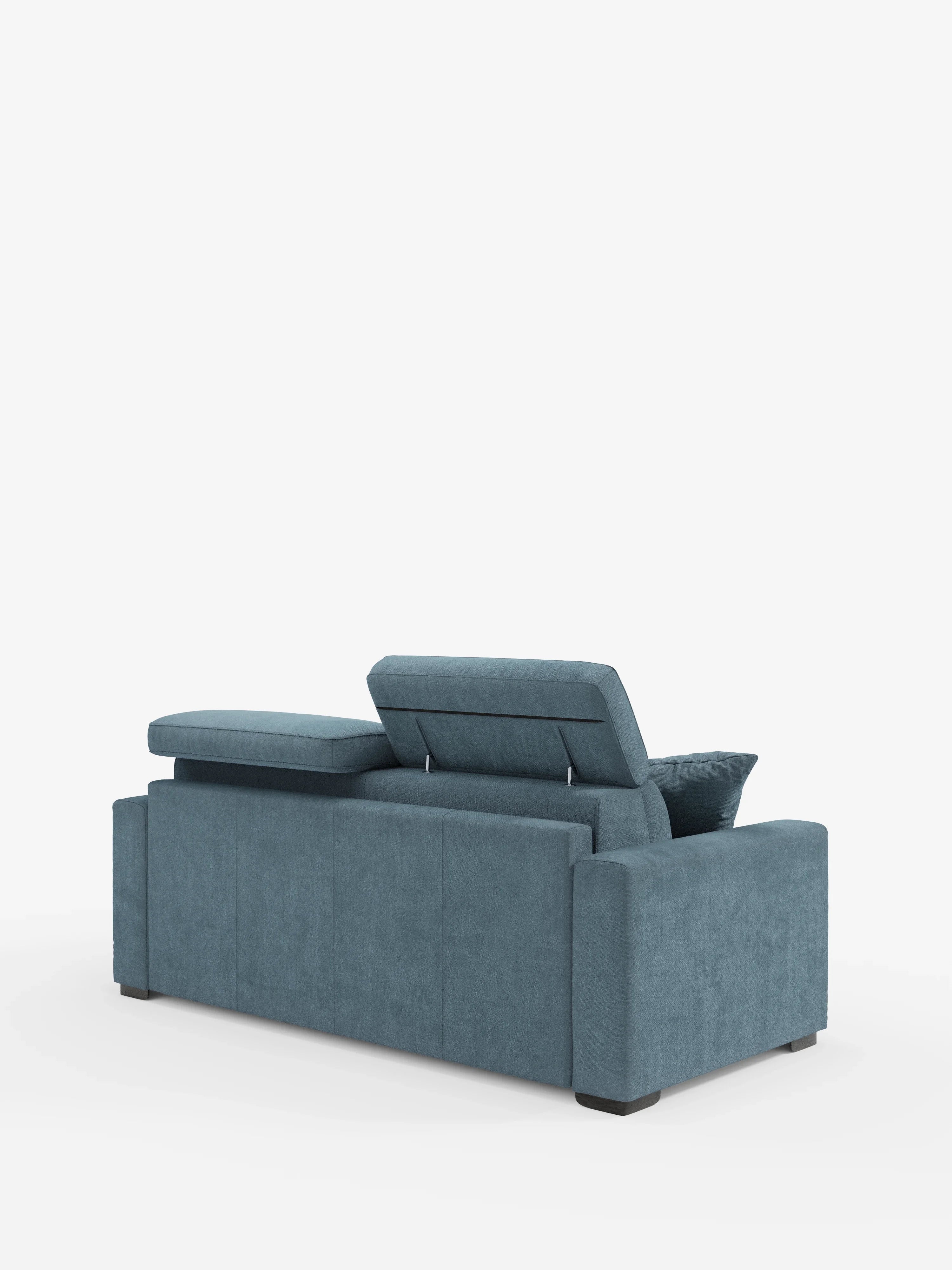 Il divano letto a 3 posti Maximus con materasso ALTO da 20 cm di Divani.Store è ripreso di profilo dal retro, mettendo in risalto il suo moderno rivestimento blu in tessuto Oeko-Tex antimacchia e i poggiatesta regolabili. Il divano è caratterizzato da ampi braccioli, gambe corte nere e linee pulite e dritte. Sullo sfondo di un bianco semplice, il divano mette in risalto il suo stile contemporaneo.