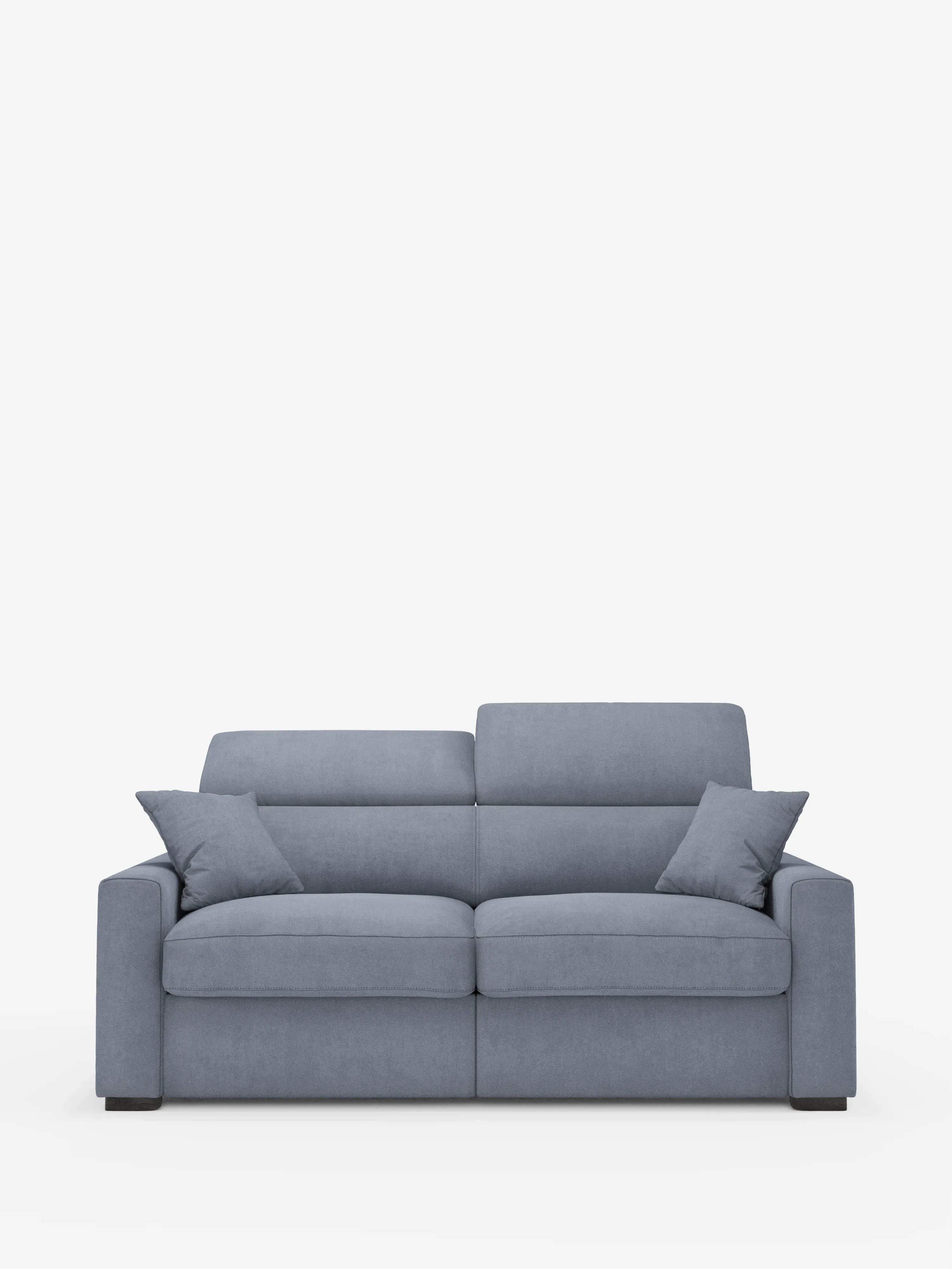 Un divano a tre posti contemporaneo di colore azzurro, il Maximus Divano letto 3 posti e materasso ALTO 20 cm di Divani.Store, è caratterizzato da schienali imbottiti alti con poggiatesta regolabili, braccioli squadrati e quattro cuscini decorativi abbinati. Rivestito in tessuto Oeko-Tex resistente alle macchie e sostenuto da eleganti gambe nere, questo divano vanta un design minimalista ispirato ai classici modelli di divano letto matrimoniale, il tutto su uno sfondo bianco a tinta unita.