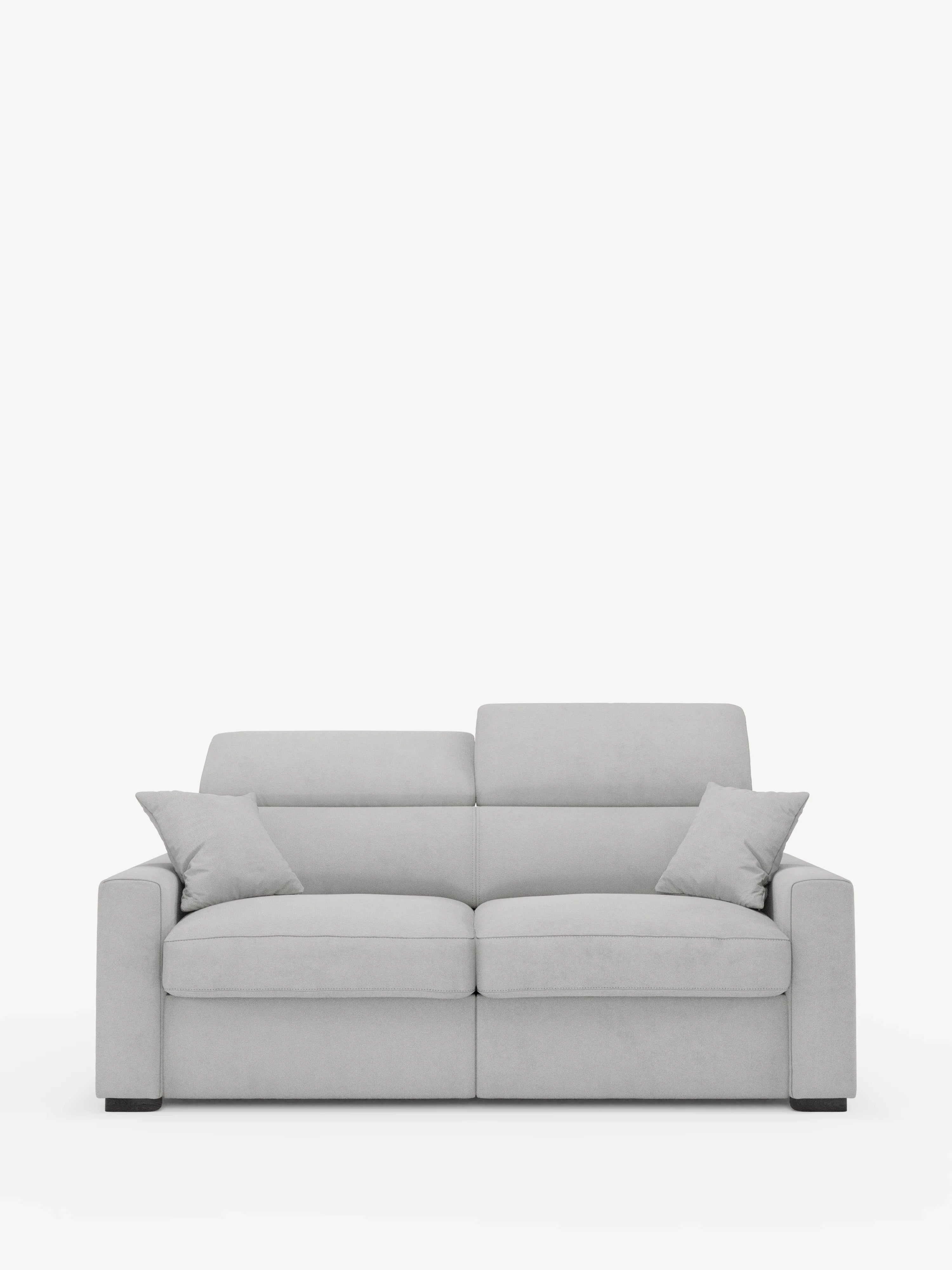 Su uno sfondo bianco a tinta unita spicca il Maximus Divano letto a 3 posti con materasso ALTO 20 cm di Divani.Store: un divano a tre posti moderno, di colore grigio chiaro, che ricorda un elegante divano letto matrimoniale. Rivestito in tessuto antimacchia certificato Oeko-Tex, presenta braccioli squadrati, morbidi cuscini, poggiatesta reclinabili, due cuscini decorativi abbinati e robusti piedini neri a blocco che gli conferiscono un look pulito e minimalista.