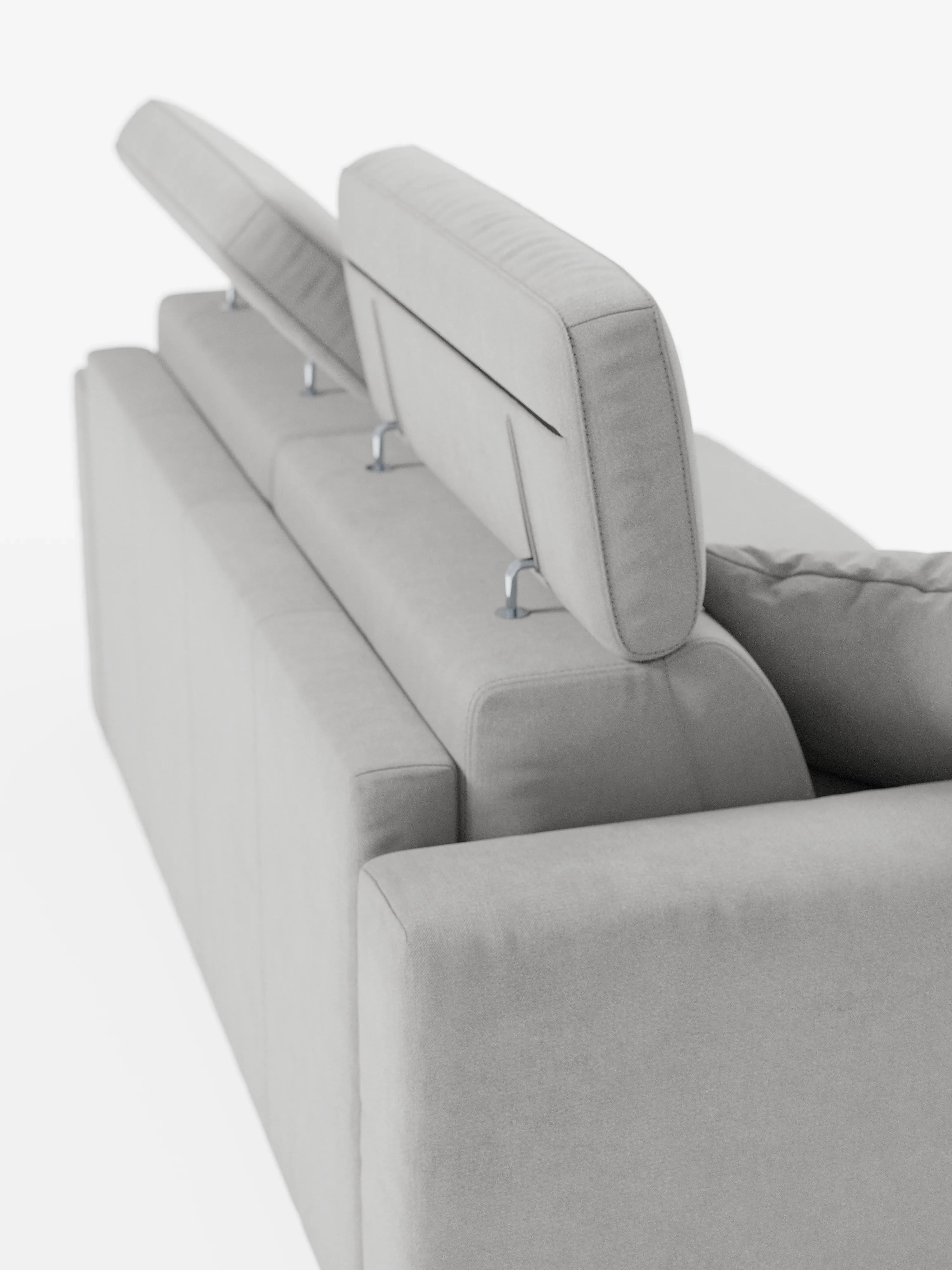 Il divano letto a 3 posti Maximus con materasso ALTO da 20 cm di Divani.Store è raffigurato nella vista posteriore, rivestito in tessuto grigio chiaro smacchiabile certificato Oeko-Tex; presenta due poggiatesta reclinabili regolabili su diverse angolazioni, che mettono in risalto le eleganti cerniere in metallo, il tutto su uno sfondo bianco a tinta unita.