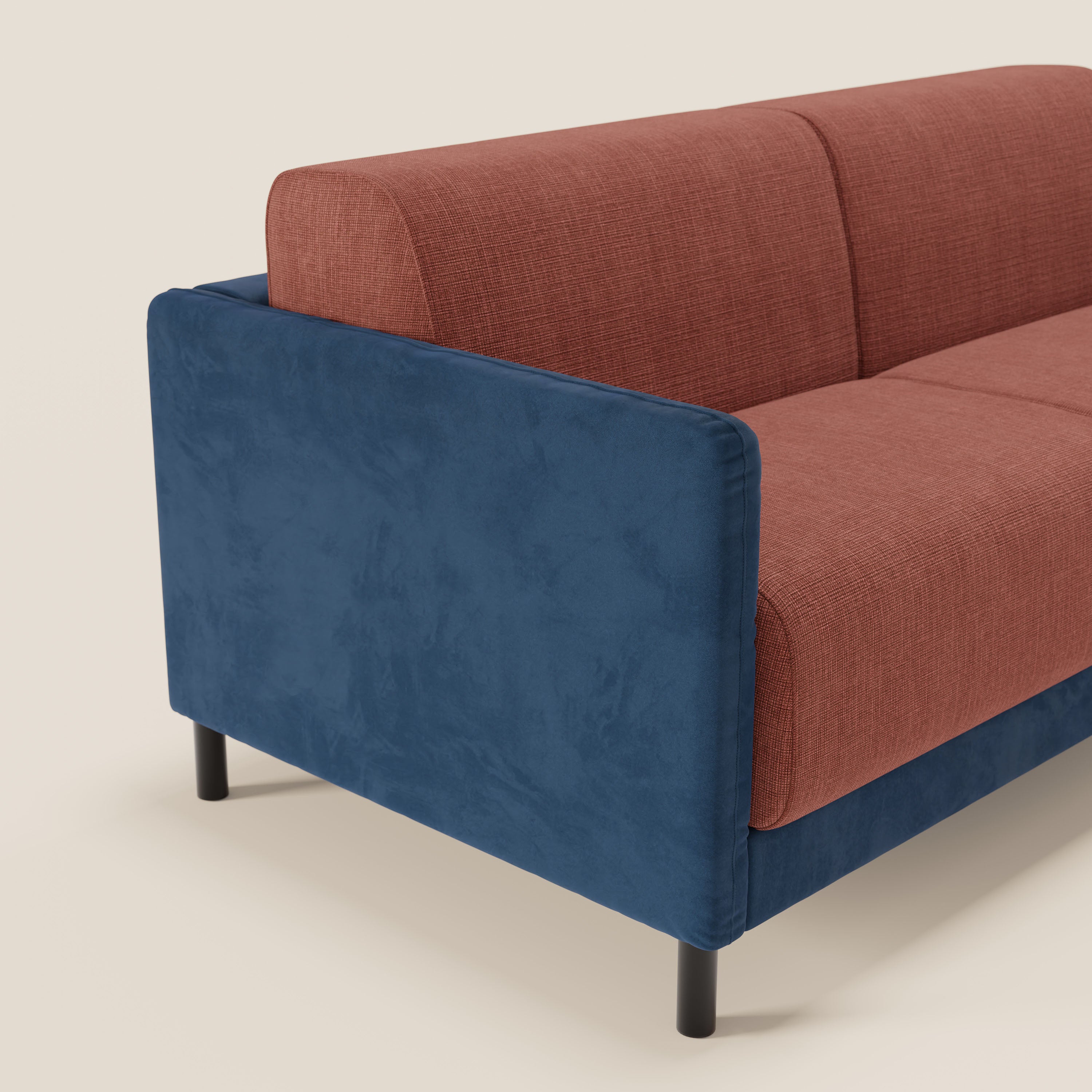 Il divano letto Narciso di Divani.Store è caratterizzato da un design bicolore con seduta e schienale rosso corallo in tessuto impermeabile T06, braccioli/base in microfibra blu, gambe sottili nere e il comfort di un materasso H18 cm.