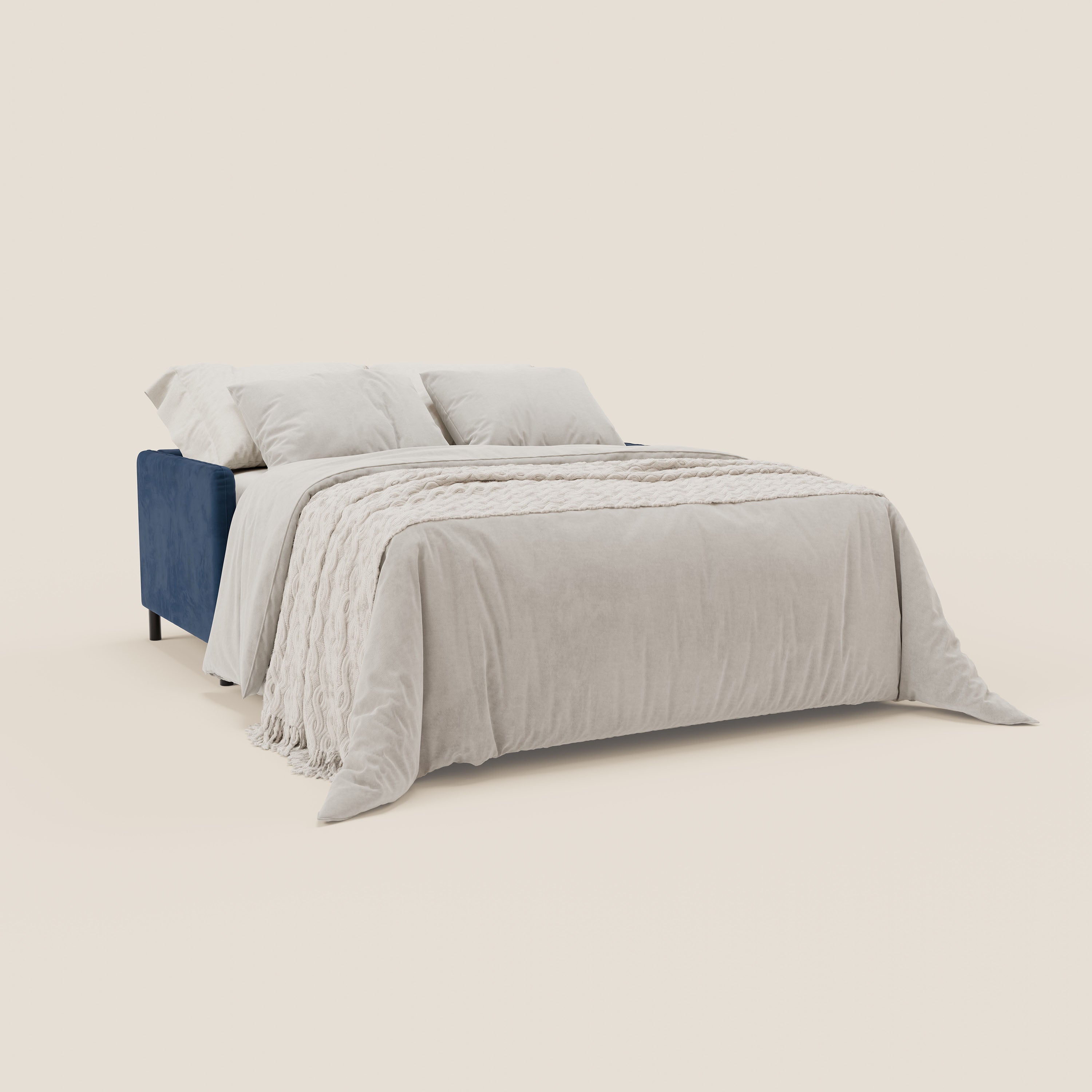 Il divano letto Narciso di Divani.Store è caratterizzato da una struttura in microfibra bicolore blu navy e grigio chiaro con materasso da 18 cm, abbinata a un piumone beige, cuscini bianchi e una coperta beige testurizzata su uno sfondo semplice.