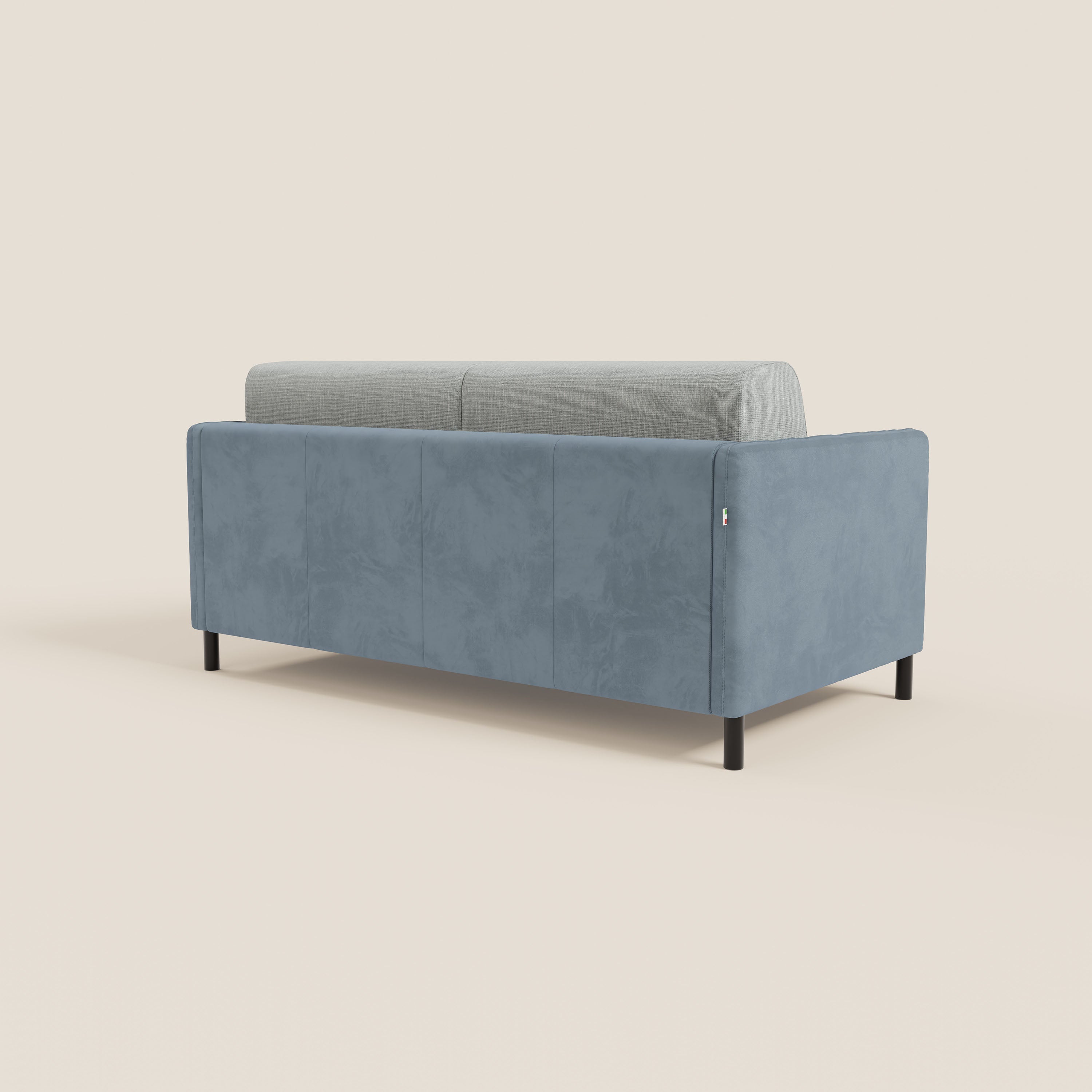 Il divano letto Narciso di Divani.Store è caratterizzato da un design bicolore con struttura in microfibra smacchiabile, elegante tessuto impermeabile T06 carta da zucchero-ghiaccio, meccanismo a ribalta e materasso H18 cm. Mostrato sul lato posteriore su sfondo beige.