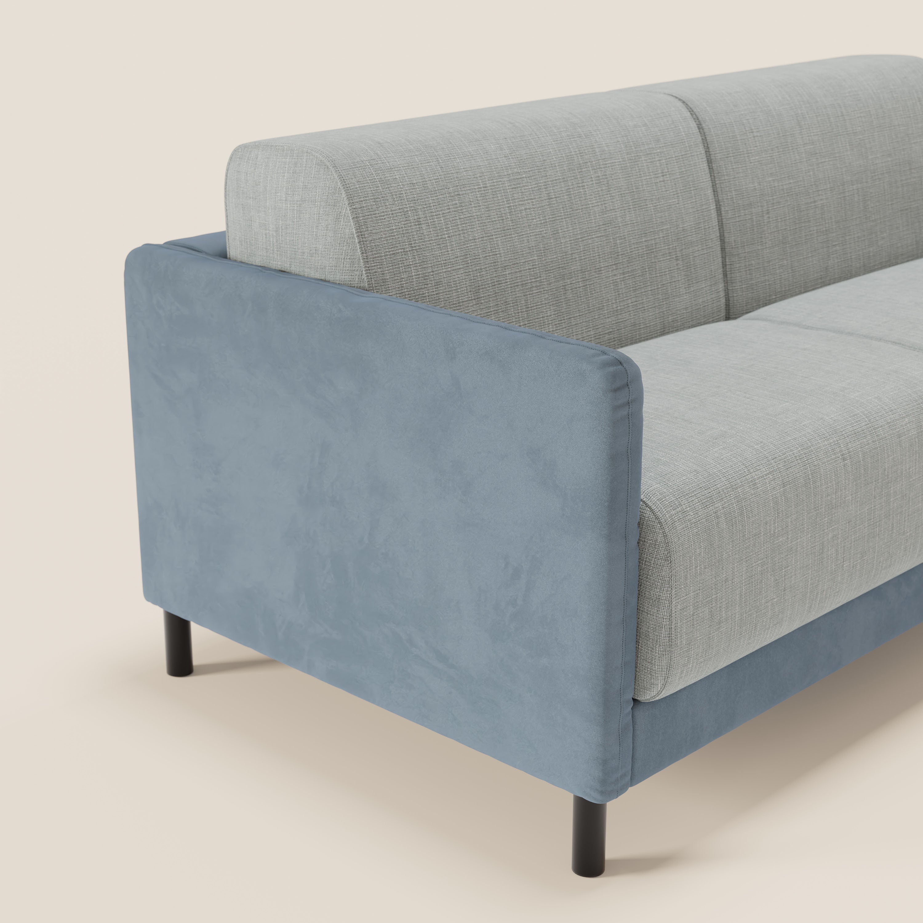 Il divano letto Narciso di Divani.Store ha un design bicolore con struttura in microfibra antimacchia, cuscini in tessuto impermeabile T06 carta da zucchero/ghiaccio, meccanismo a ribalta e materasso H18 cm.