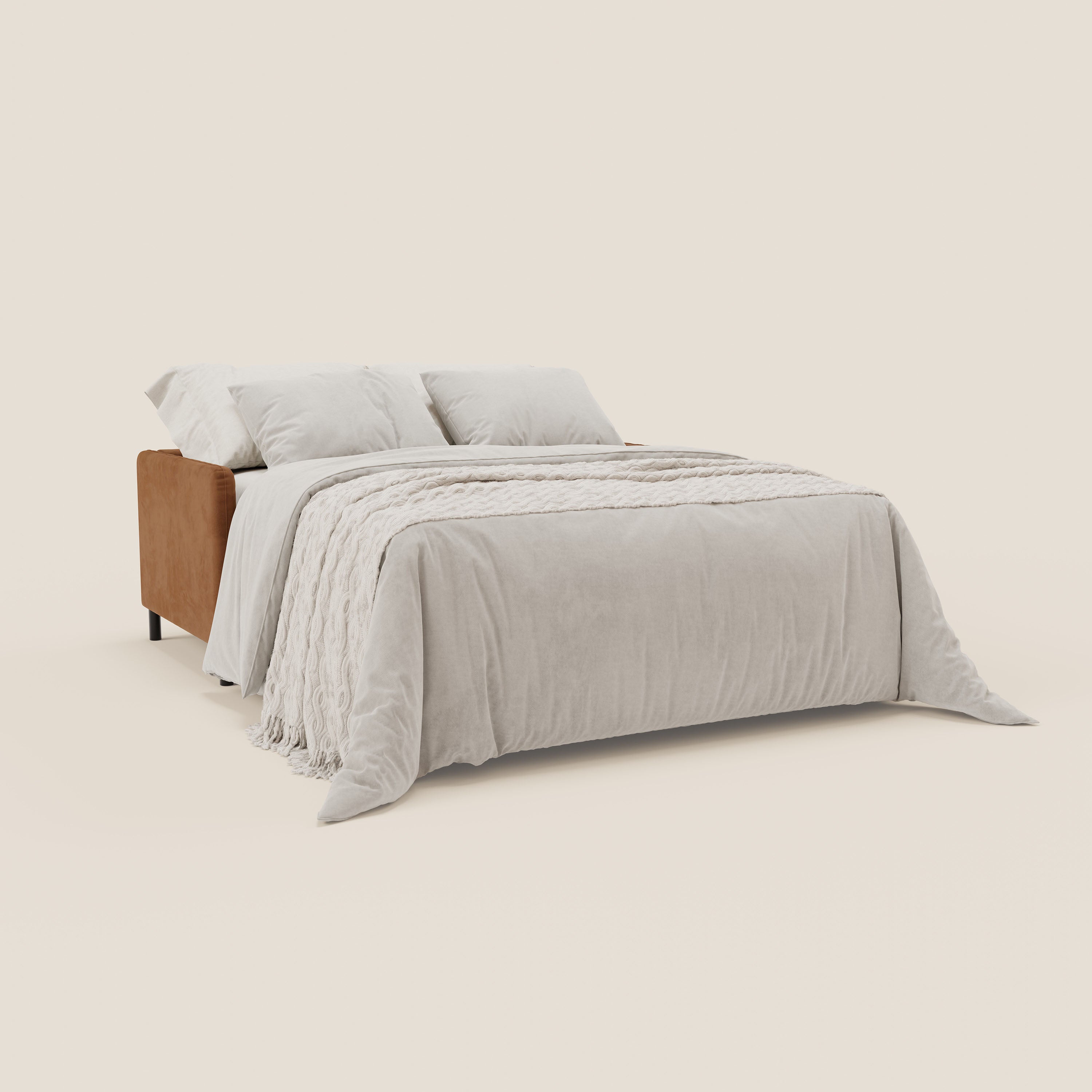 Il divano letto Narciso di Divani.Store ha una struttura in microfibra bicolore smacchiabile in cuoio e panna, un materasso H18 cm, un elegante tessuto impermeabile T06 ed è abbinato a un piumone grigio chiaro, ai cuscini coordinati e a una coperta con frange su uno sfondo bianco sporco.