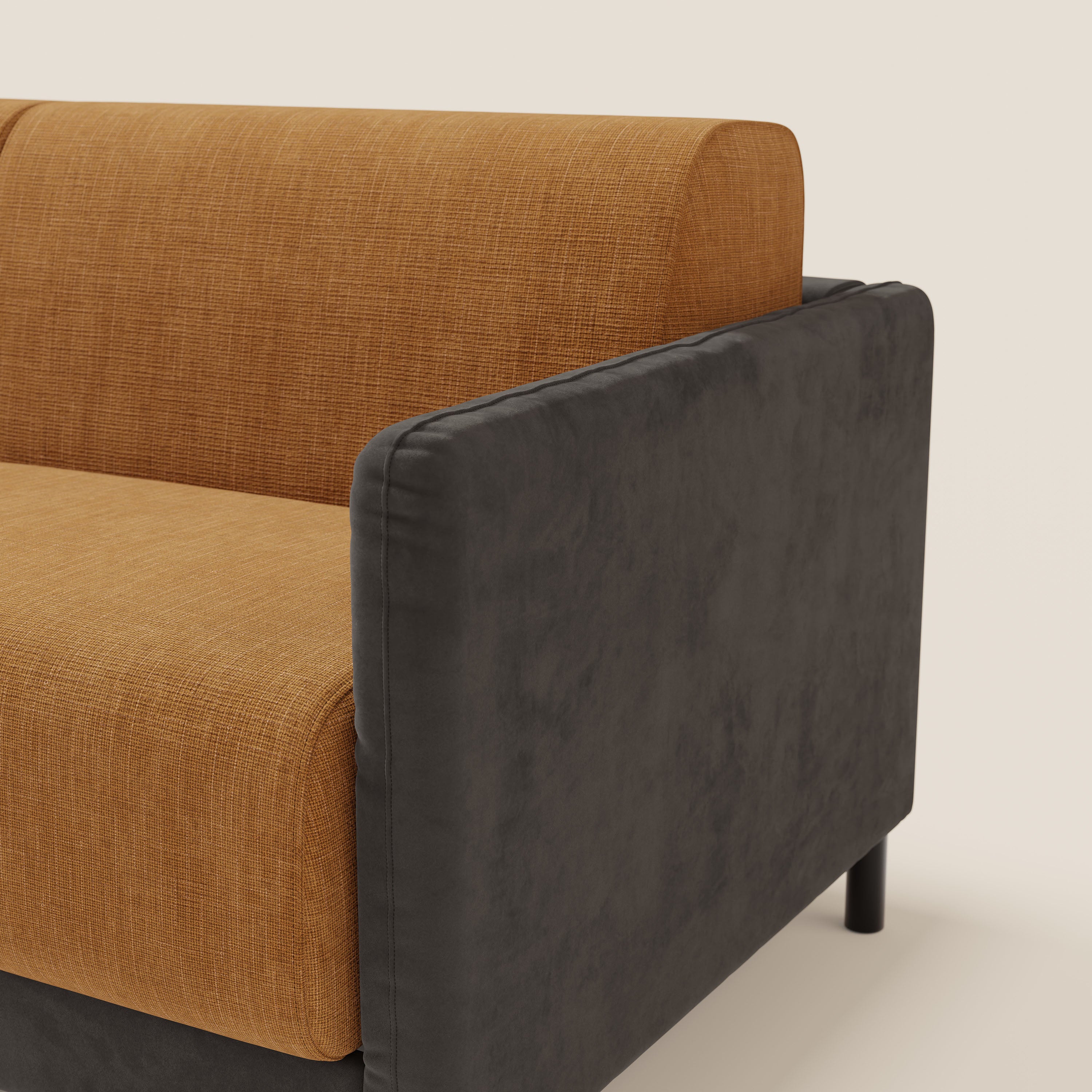 Primo piano del divano letto Narciso di Divani.Store, caratterizzato da un design bicolore: seduta/schienale in tessuto impermeabile ocra e struttura in microfibra nera T06. Si regge su corte gambe nere su uno sfondo neutro.