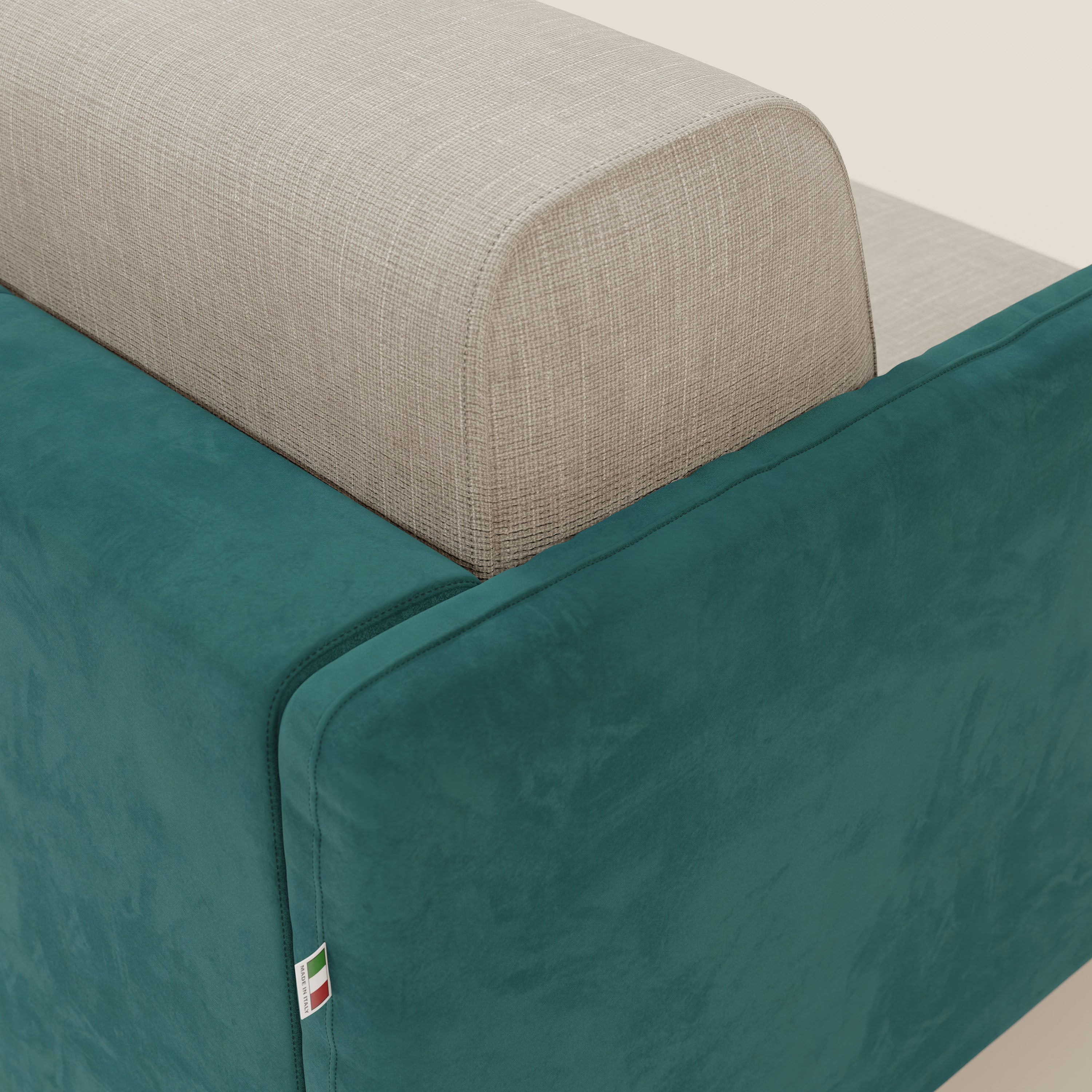 Il divano letto Narciso di Divani.Store è caratterizzato da un materasso bicolore H18 cm, da una microfibra antimacchia nei colori T06 petrolio e panna, da un'imbottitura impermeabile e da una targhetta con la bandiera italiana, su uno sfondo chiaro.