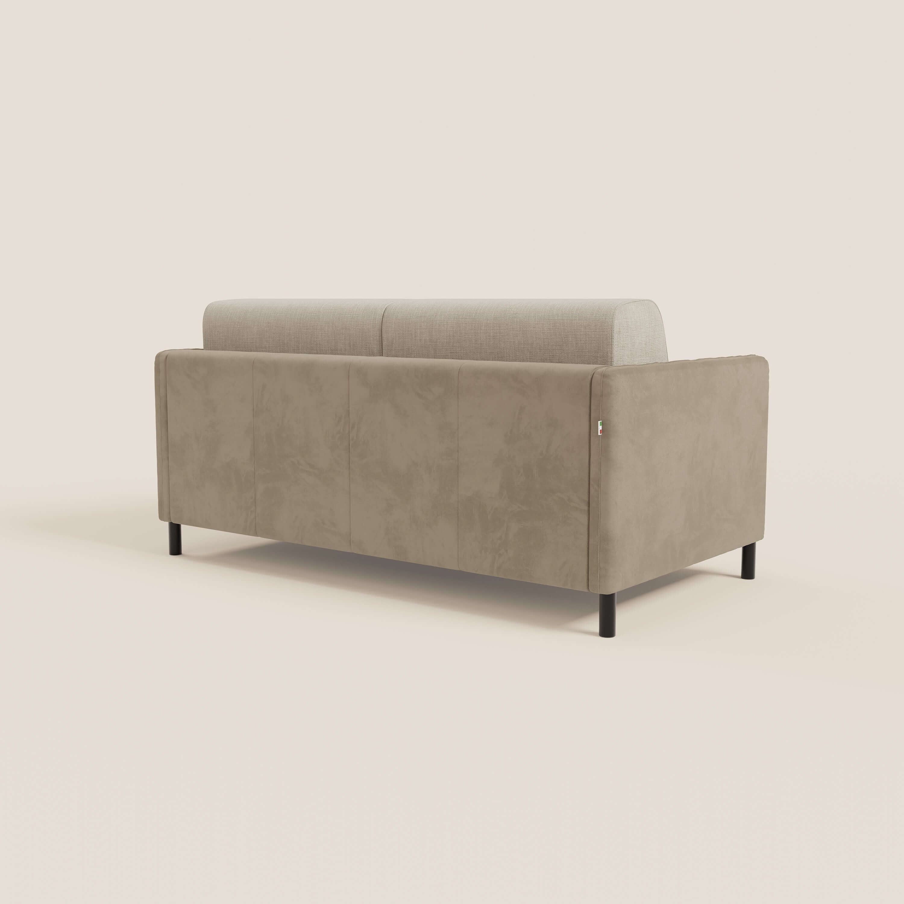 Il divano letto Narciso 160 cm di Divani.Store è caratterizzato da un materasso H16 cm e da una rete a doghe, con una struttura in microfibra antimacchia e un elegante tessuto impermeabile T06 tortora-panna, visto da un'angolazione posteriore su uno sfondo bianco sporco.