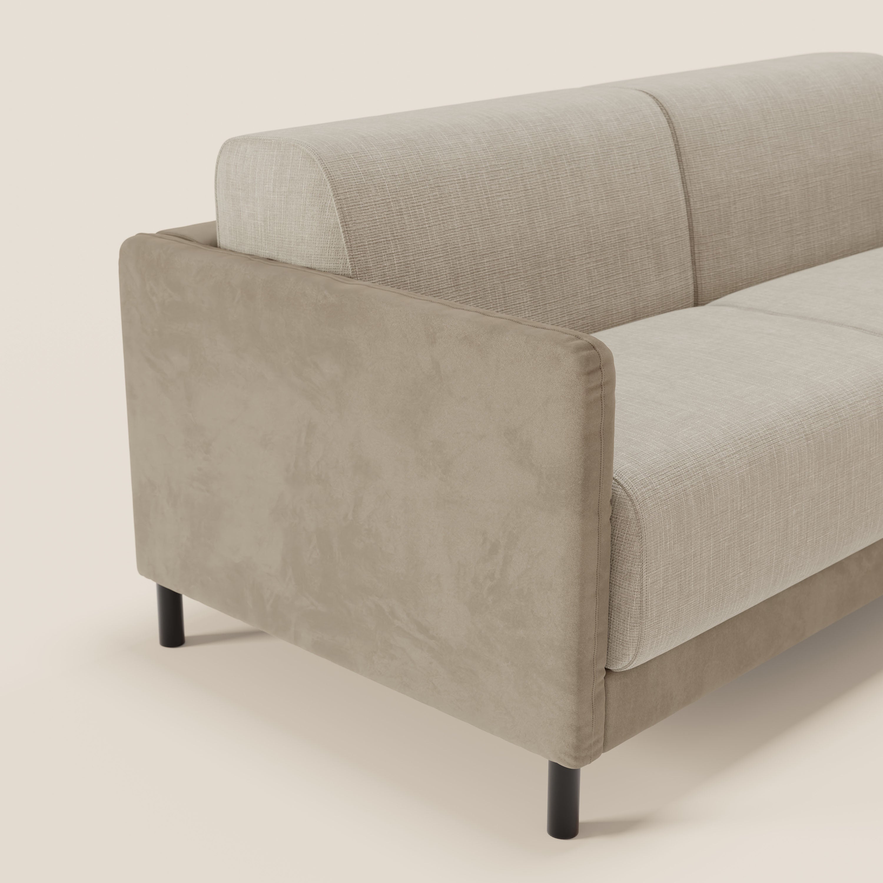 Un primo piano del divano letto Narciso 160 cm di Divani.Store è caratterizzato da tessuto impermeabile T06 tortora panna, microfibra antimacchia, fianchi lisci, eleganti gambe nere, e viene fornito con un materasso 120x197 cm H16 cm con doghe.