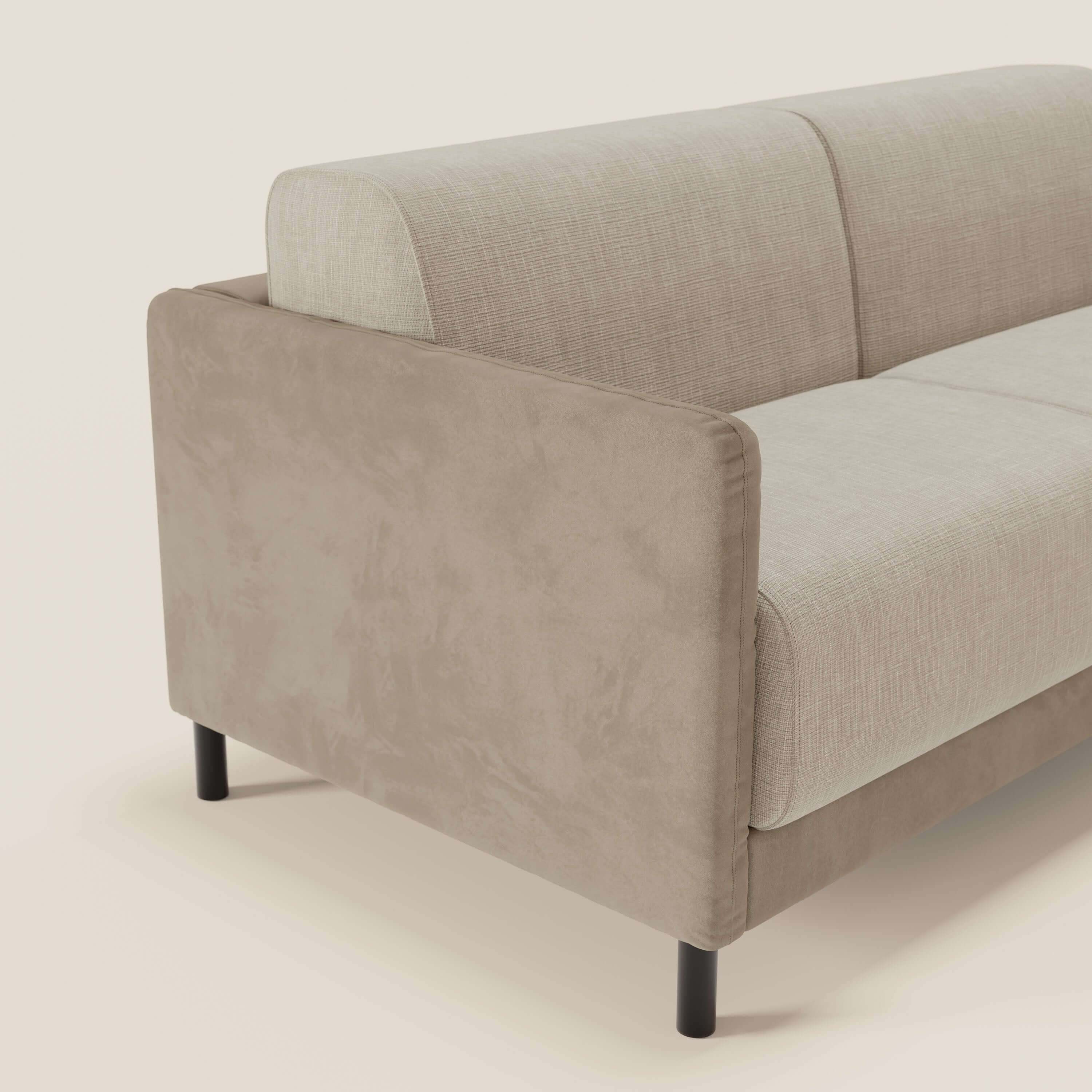 Un primo piano del divano letto Narciso 160 cm di Divani.Store è caratterizzato da tessuto impermeabile T06 tortora panna, microfibra antimacchia, fianchi lisci, eleganti gambe nere, e viene fornito con un materasso 120x197 cm H16 cm con doghe.