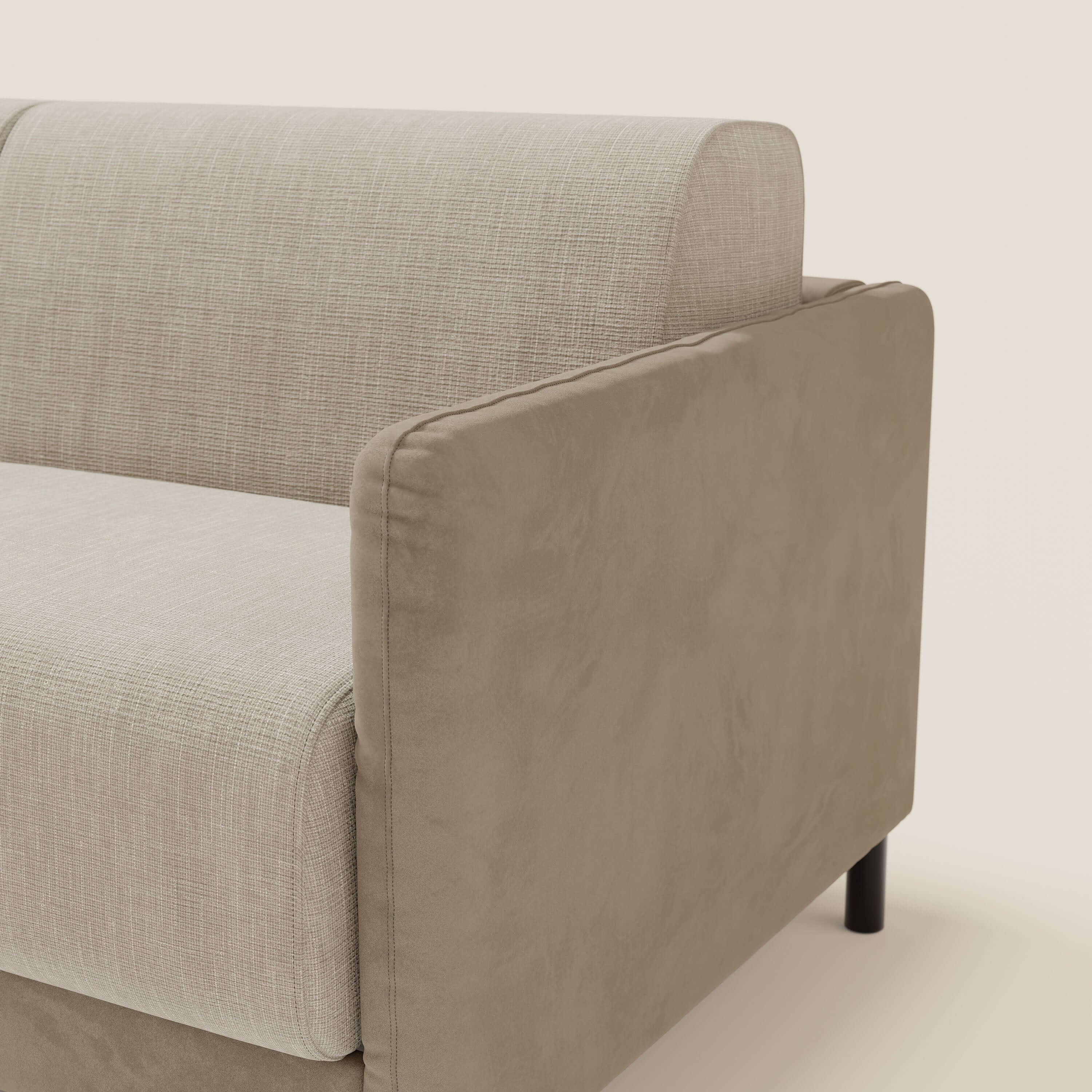 Il divano letto Narciso 160 cm di Divani.Store è caratterizzato da fianchi in microfibra antimacchia color tortora, tessuto impermeabile T06 tortora-panna, gambe cilindriche nere e un comodo materasso H16 cm (120x197 cm), su sfondo chiaro.