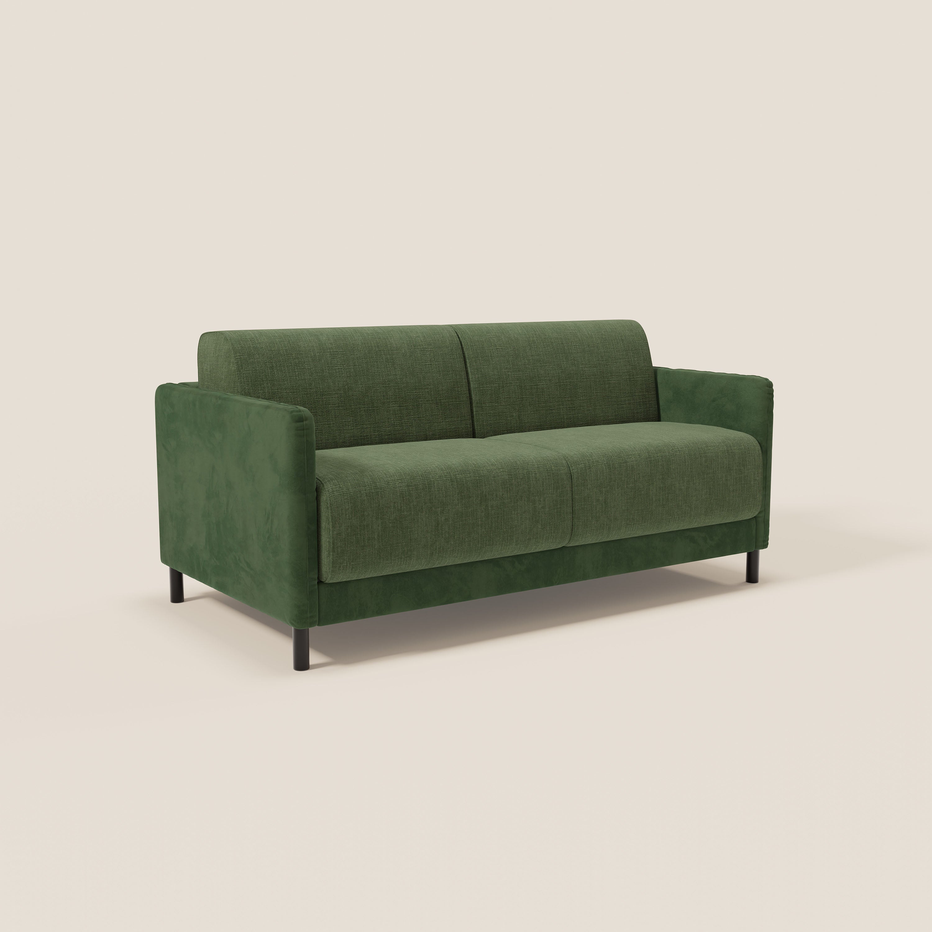 Il divano letto Narciso di Divani.Store è caratterizzato da una struttura in microfibra bicolore smacchiabile, elegante tessuto impermeabile verde T06, due cuscini di seduta, schienale basso, braccioli, materasso da 18 cm, forma squadrata e gambe sottili nere su sfondo bianco sporco.