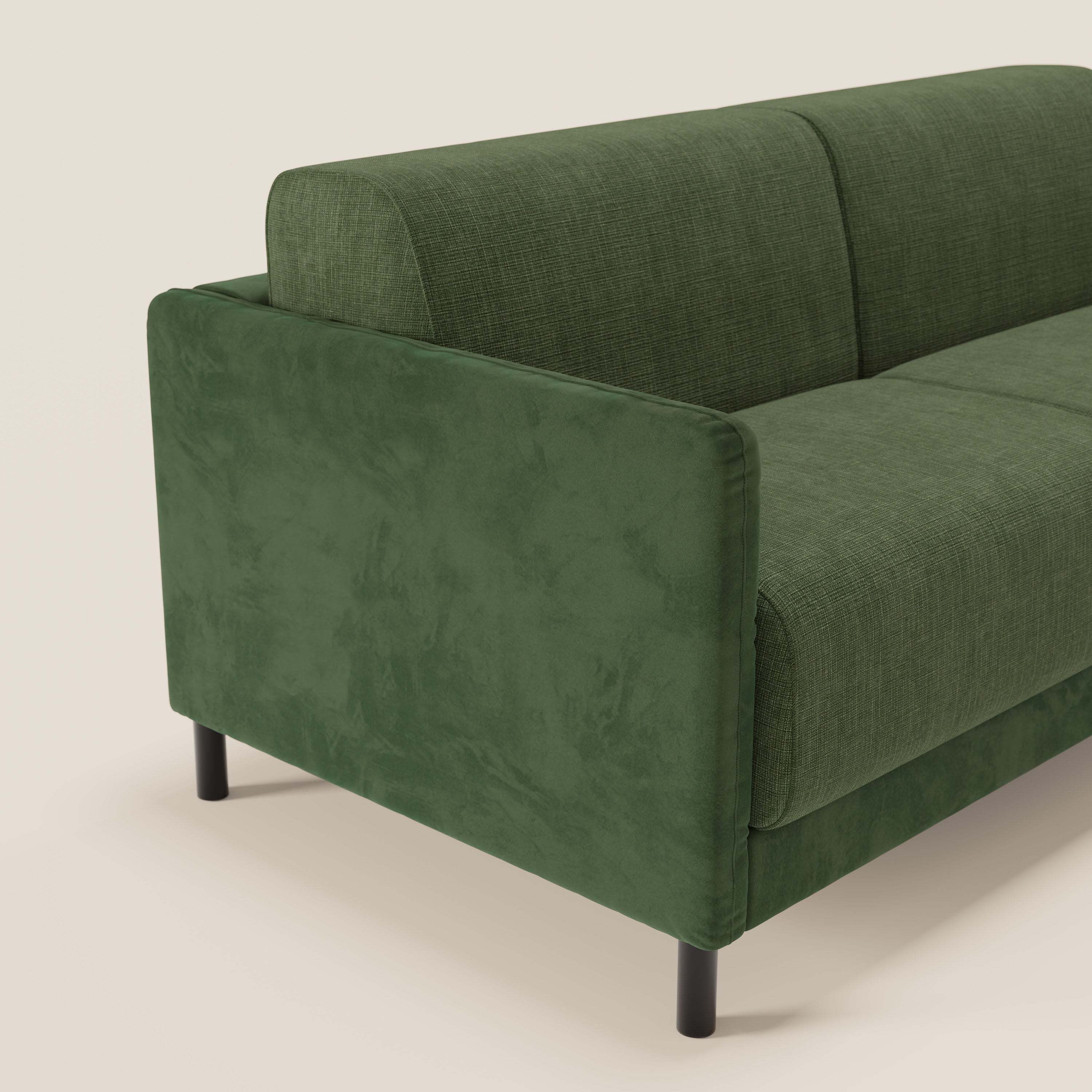Il divano letto Narciso di Divani.Store è caratterizzato da un materasso bicolore H18 cm, da una struttura in microfibra antimacchia e da un elegante rivestimento impermeabile verde T06. Su uno sfondo beige chiaro, è visibile solo un'estremità del divano.