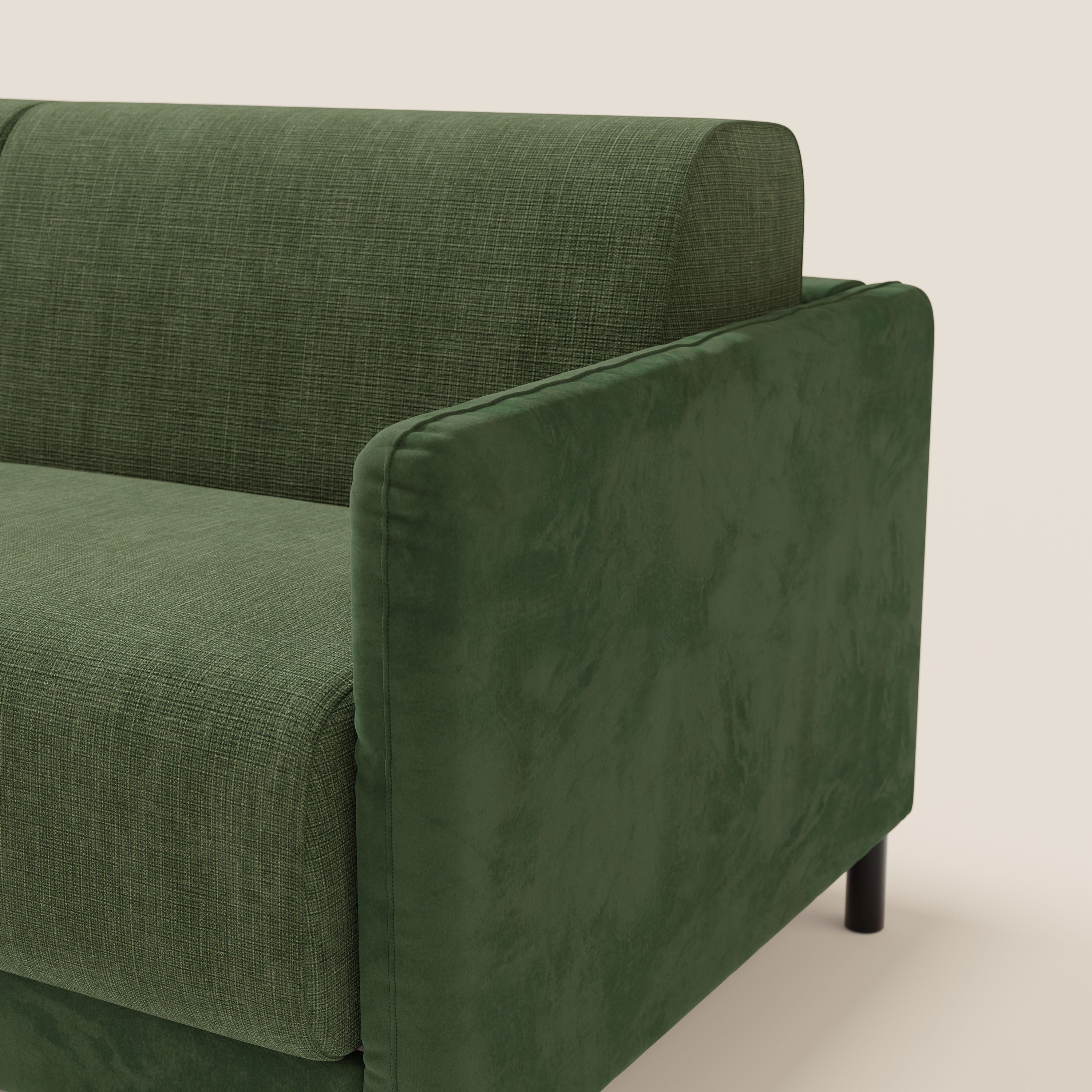 Primo piano del divano letto Narciso di Divani.Store in bicolore verde T06, con struttura in microfibra antimacchia, seduta e schienale in elegante tessuto impermeabile, bracciolo vellutato, linee rette, gambe nere, su sfondo bianco sporco.