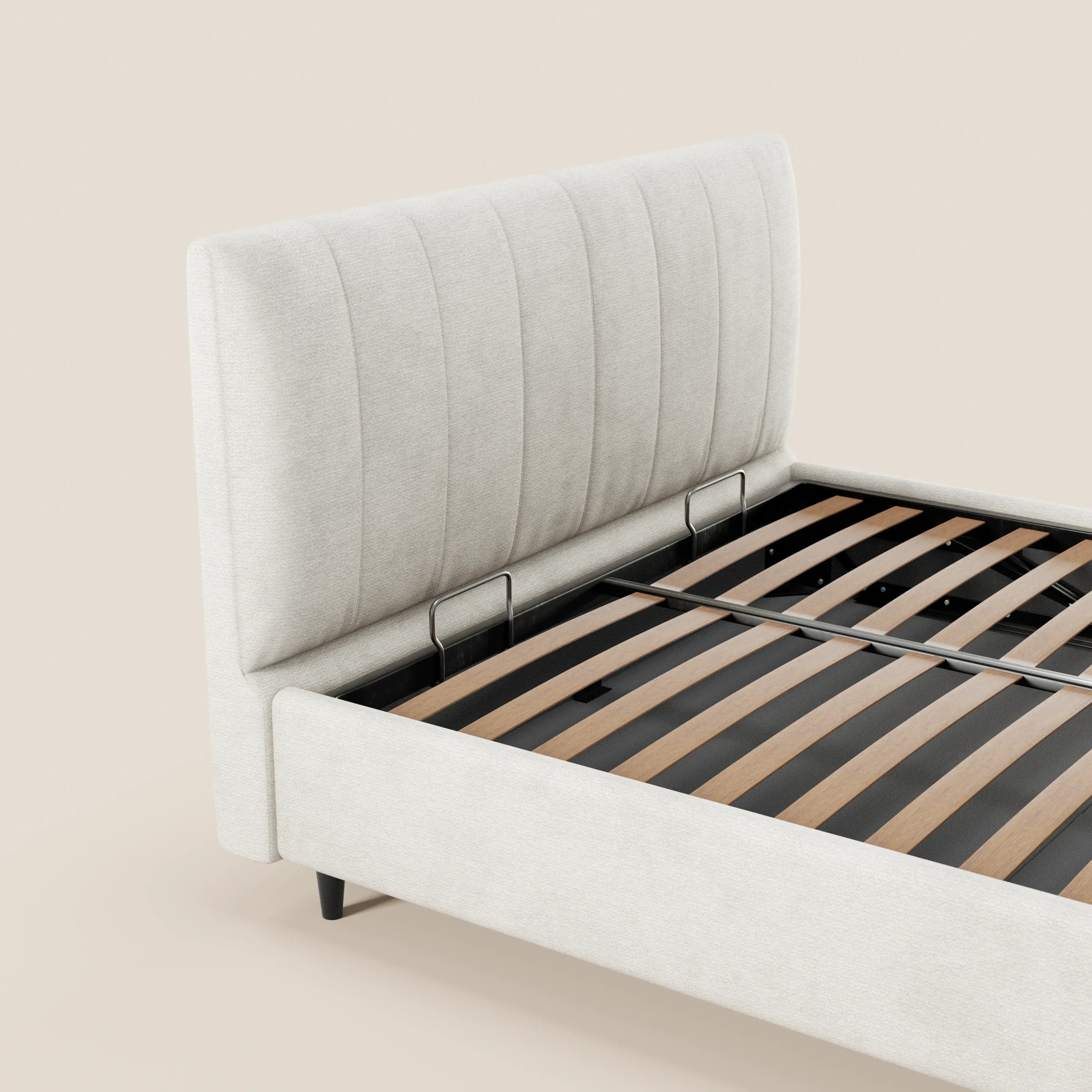 Il letto imbottito ONYX di Letti.store presenta una testiera alta con cuciture verticali in tessuto certificato Oeko-Tex®, di colore beige chiaro, un supporto centrale in metallo nero e doghe in legno. Nell’immagine è raffigurato senza materasso né biancheria da letto, su uno sfondo chiaro a tinta unita.