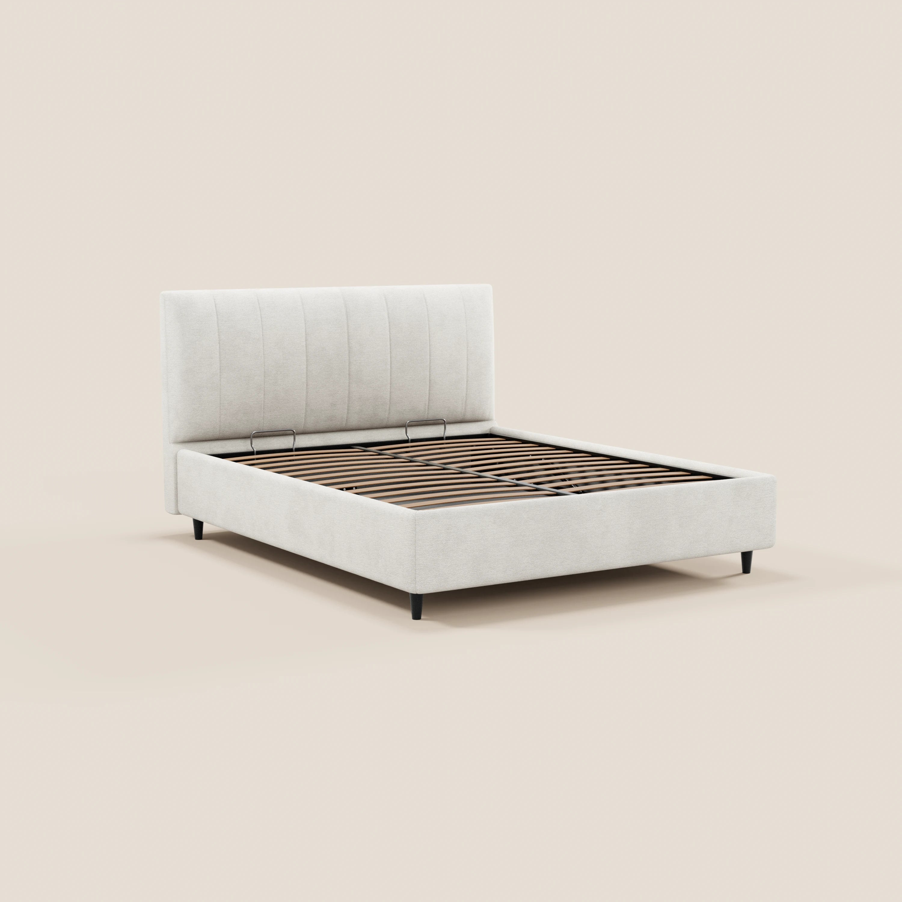 Il letto imbottito ONYX di Letti.store presenta una testiera alta in tessuto beige chiaro certificato Oeko-Tex® con cuciture verticali, doghe in legno di sostegno, un vano contenitore e quattro sottili gambe nere su uno sfondo beige a tinta unita.