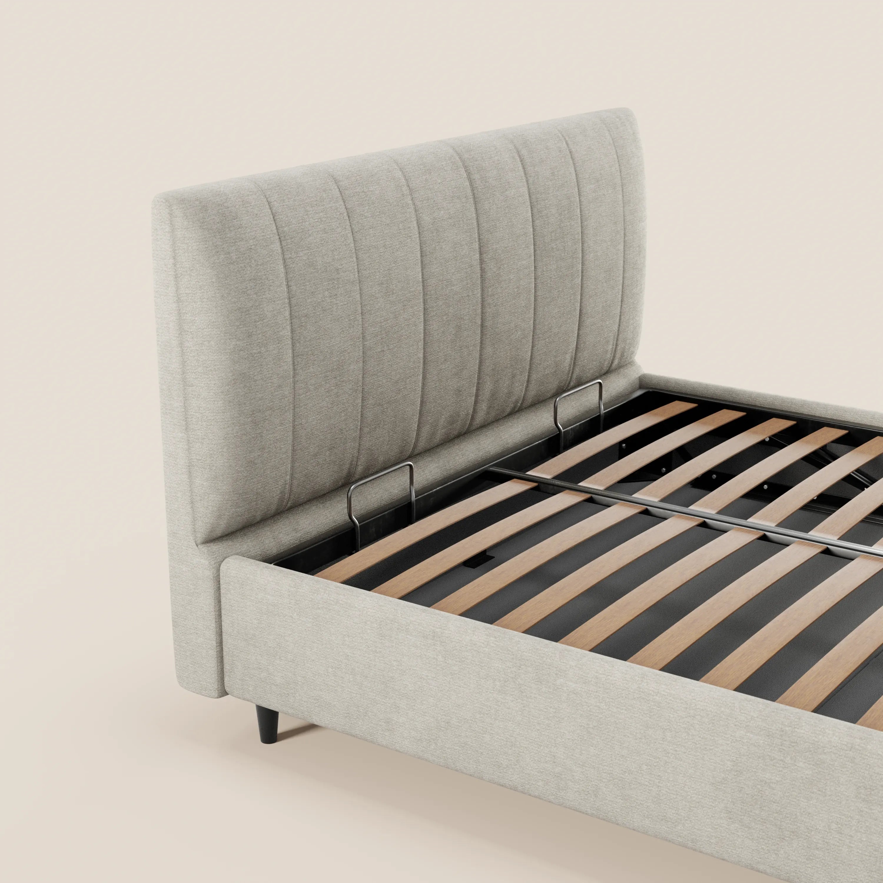 Il letto imbottito ONYX di Letti.store presenta una testiera verticale grigio chiaro certificata Oeko-Tex®, una base con doghe in legno e barre in metallo nero, il tutto su uno sfondo bianco sporco a tinta unita.