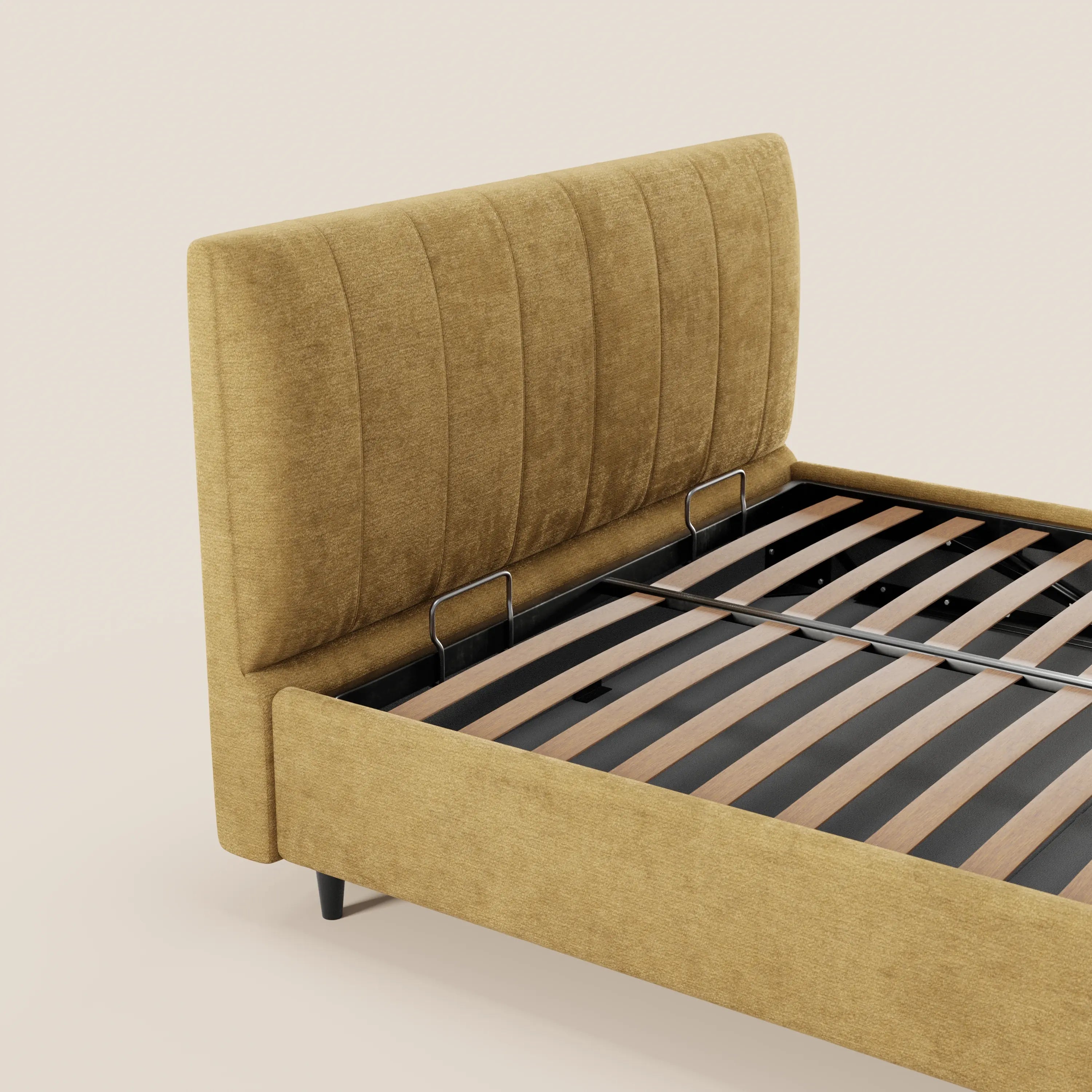Il letto imbottito ONYX di Letti.store è caratterizzato da un tessuto giallo senape certificato Oeko-Tex®, una testiera con trapuntatura a canali verticali, doghe della base del letto a vista e un vano contenitore.