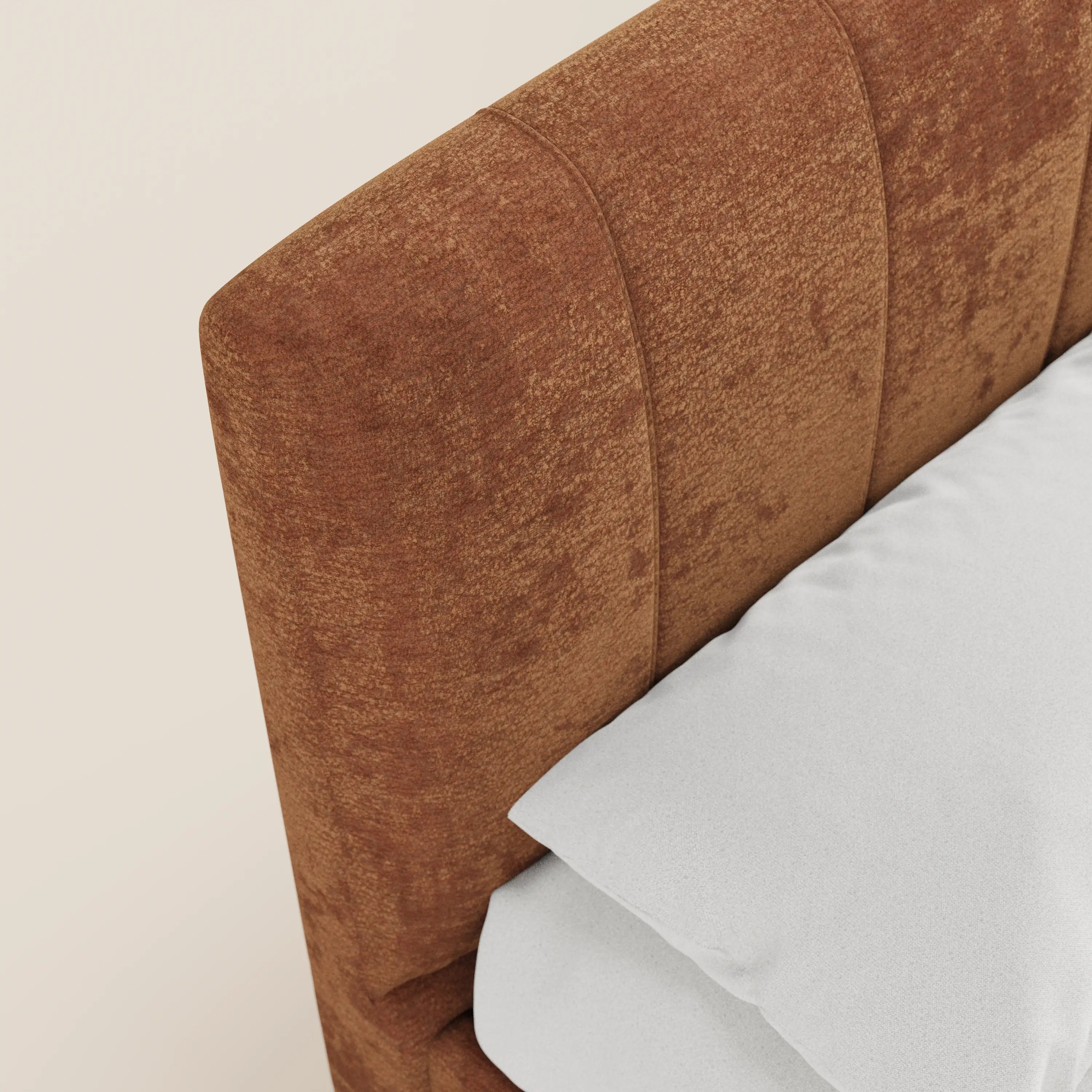 Primo piano del letto imbottito ONYX di Letti.store, caratterizzato da un'alta testiera verticale marrone in tessuto certificato Oeko-Tex®. Il letto dal design moderno è rivestito con biancheria da letto di un bianco brillante e si staglia su uno sfondo beige chiaro, creando un look minimalista.