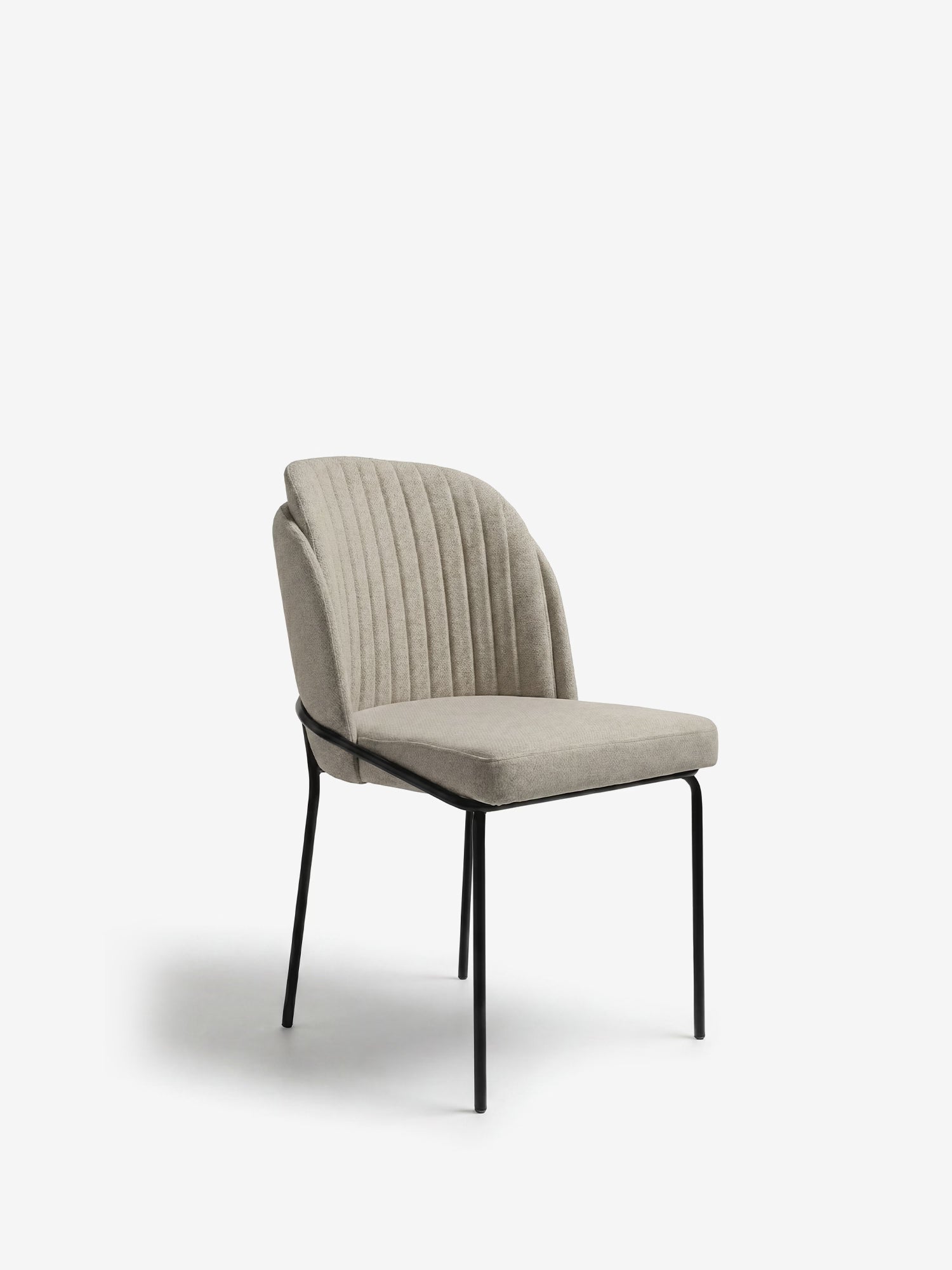 La sedia imbottita Plissè in tessuto impermeabile di Divani.Store presenta uno schienale plissettato color beige chiaro, sottili gambe in metallo nero e uno spazio aperto tra lo schienale e la seduta, raffigurata su uno sfondo bianco.