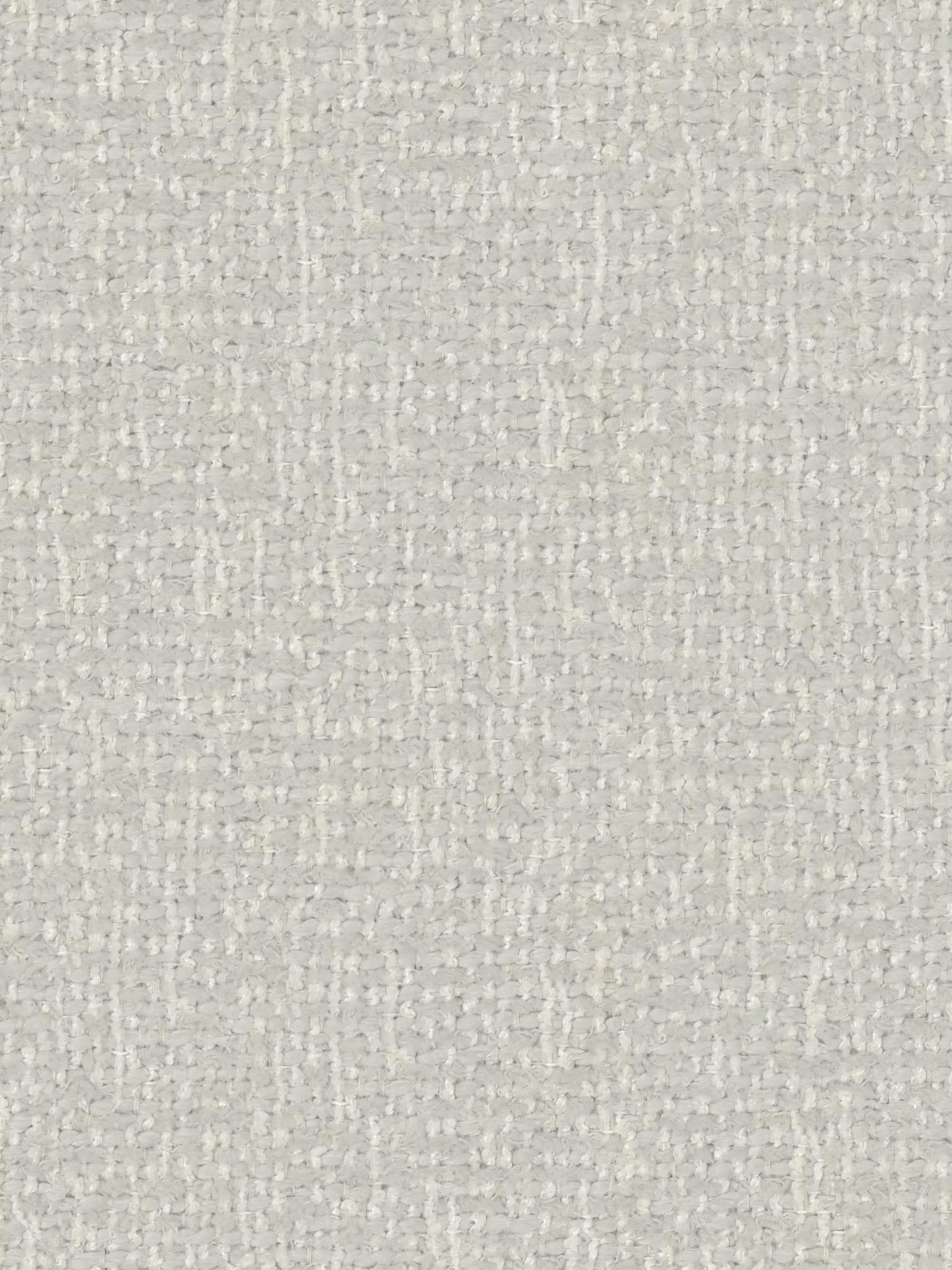 La poltrona Antea con braccioli in rovere di Divani.Store presenta uno schienale in rattan e una seduta imbottita in tessuto misto cotone grigio chiaro, caratterizzato da una delicata trama intrecciata che le conferisce un look moderno e neutro.