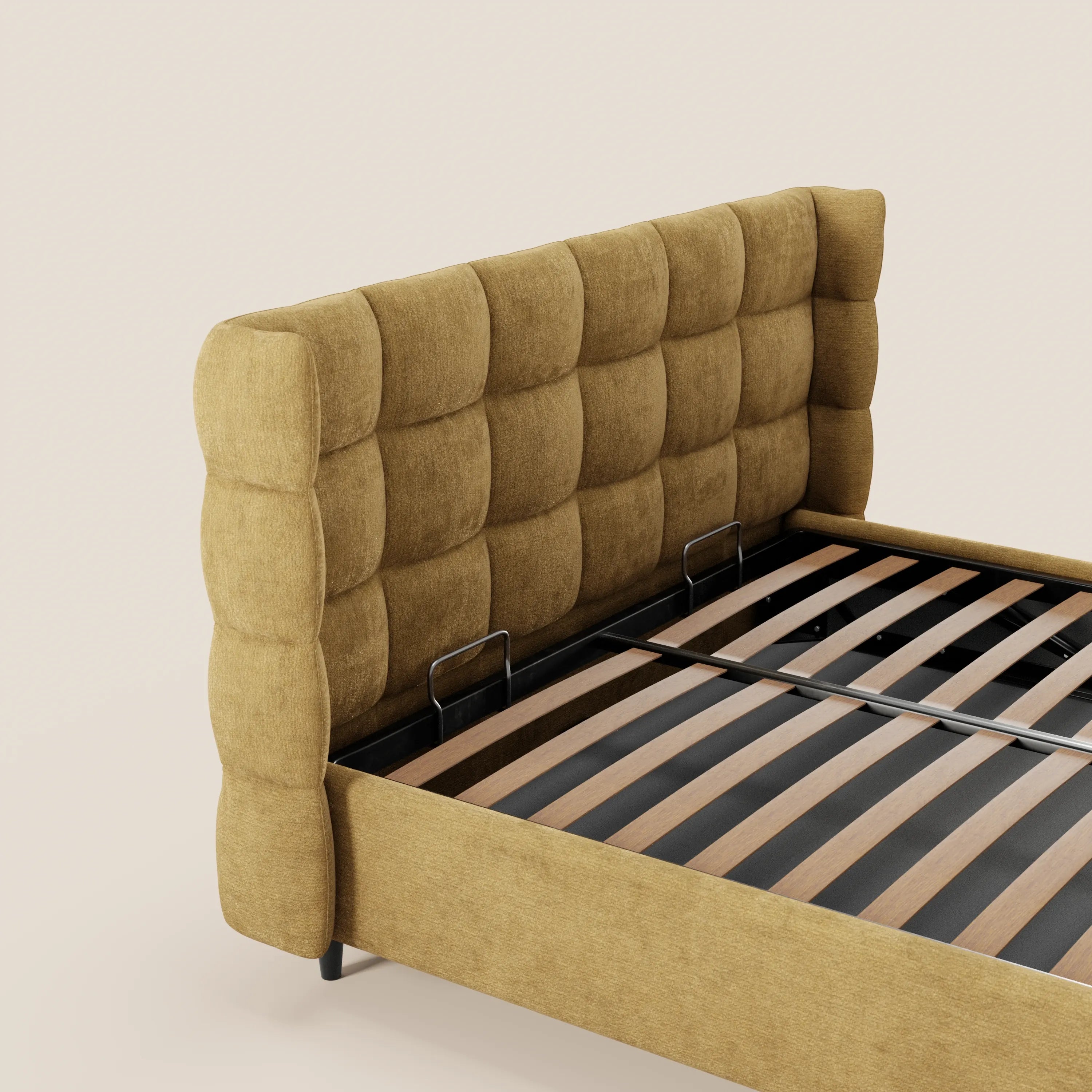 Il letto imbottito RAGNAR di Letti.store è caratterizzato da un'alta testiera capitonné in tessuto certificato Oeko-Tex®, una base contenitore con doghe in legno e un rivestimento coordinato. Qui presentato in giallo senape su uno sfondo beige chiaro a tinta unita.