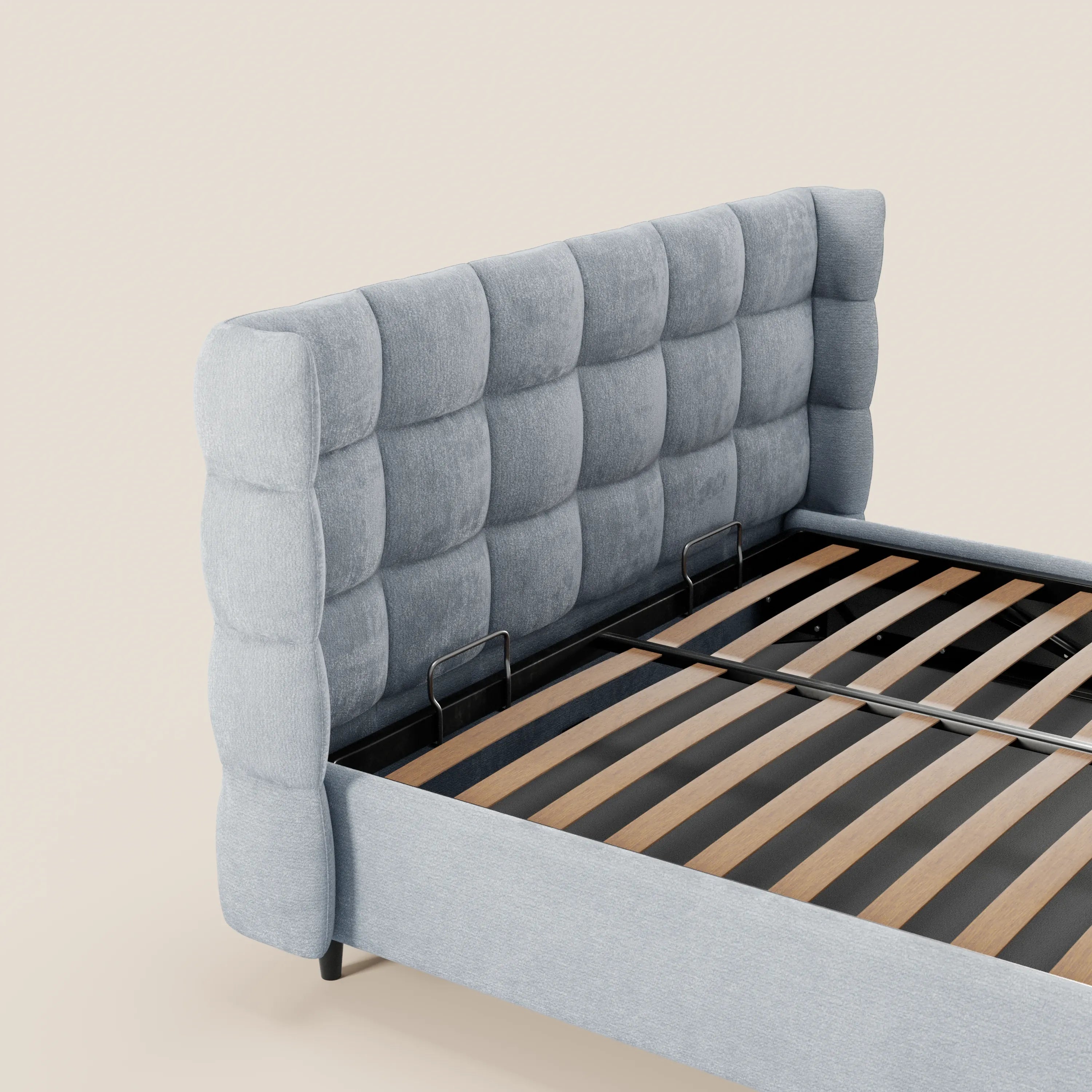 Il letto imbottito RAGNAR di Letti.store è caratterizzato da un'alta testiera avvolgente capitonné, realizzata in un elegante tessuto certificato Oeko-Tex®, con doghe in legno e robuste travi in metallo, che offre una texture morbida, un design moderno e un pratico spazio contenitivo.