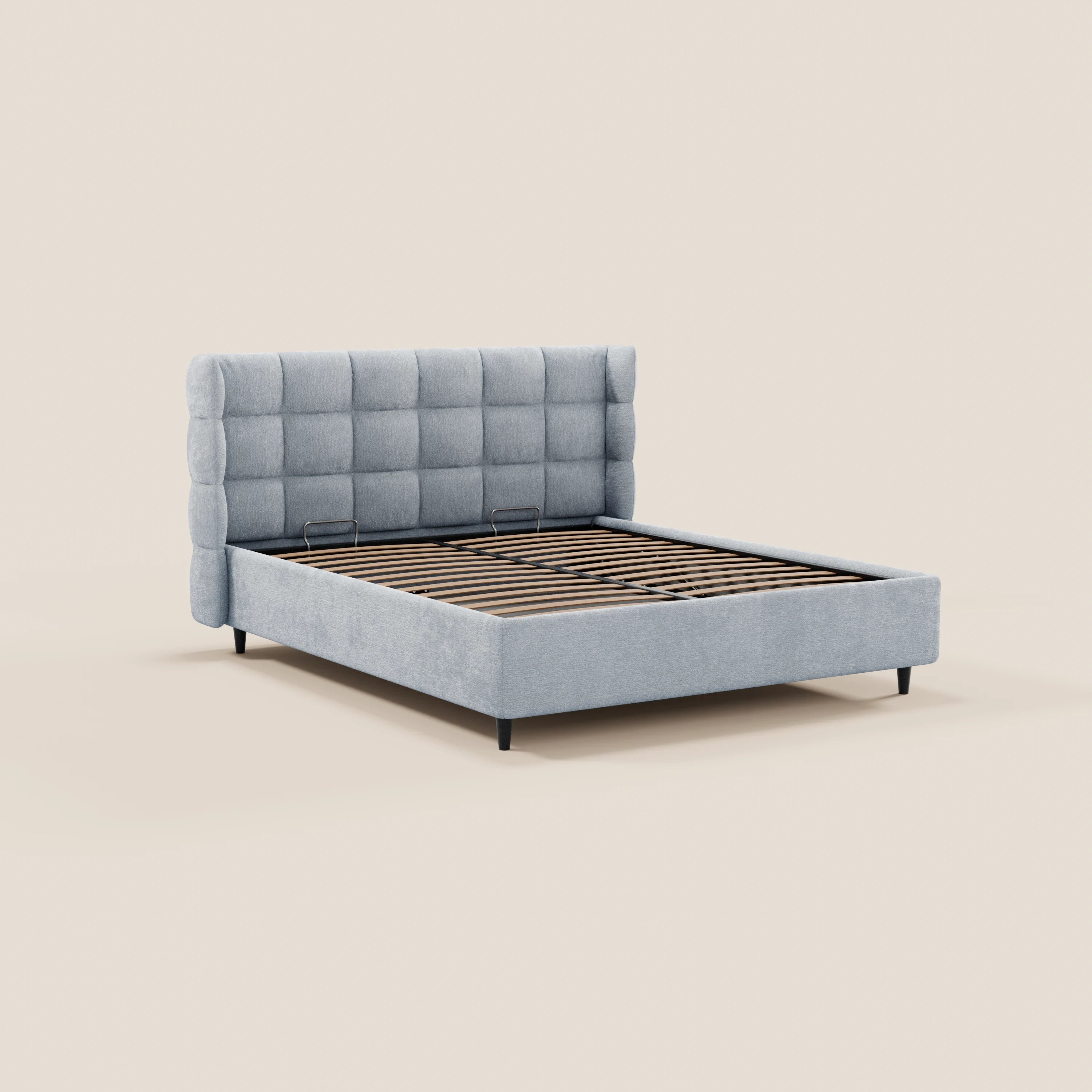 Il letto imbottito RAGNAR di Letti.store presenta una testiera alta capitonné di colore grigio chiaro, doghe in legno e gambe sottili nere. Il suo design minimalista, realizzato in tessuto certificato Oeko-Tex®, è raffigurato senza materasso né biancheria da letto su uno sfondo neutro.