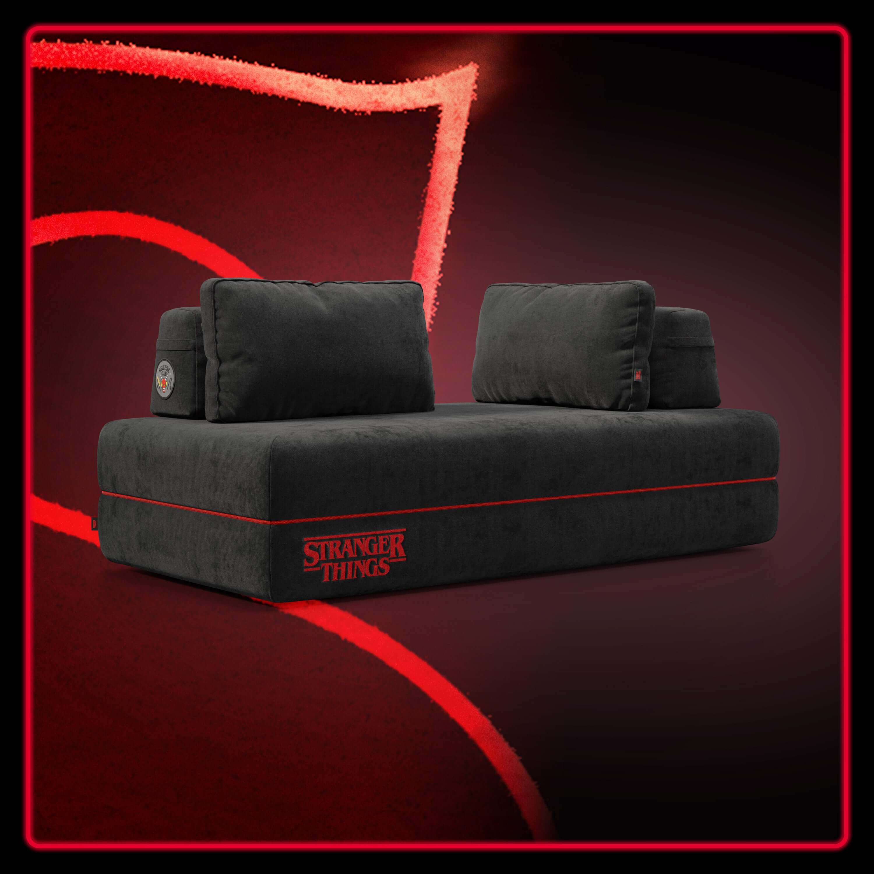Il divano letto matrimoniale Rift di Divani.Store STRANGER THINGS Edition è caratterizzato da un tessuto antracite antimacchia, da schienali mobili e da accenti rosso fuoco con ricamo del logo. Disponibile a 2 o 3 posti con materasso in memory foam da 22 cm.