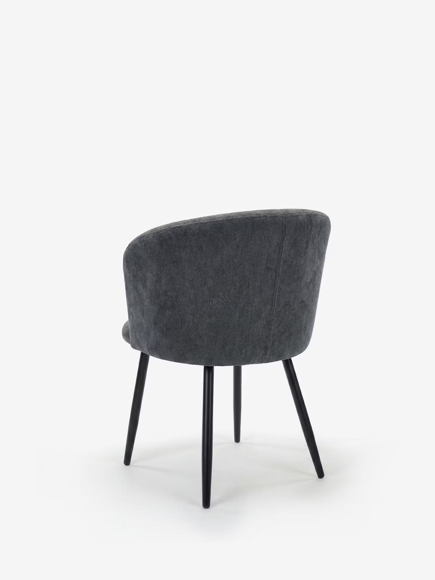 La sedia Rovo con braccioli di Divani.Store presenta uno schienale ricurvo rivestito in ciniglia grigio scuro e sottili gambe in metallo nero, raffigurata di retro su uno sfondo bianco a tinta unita.