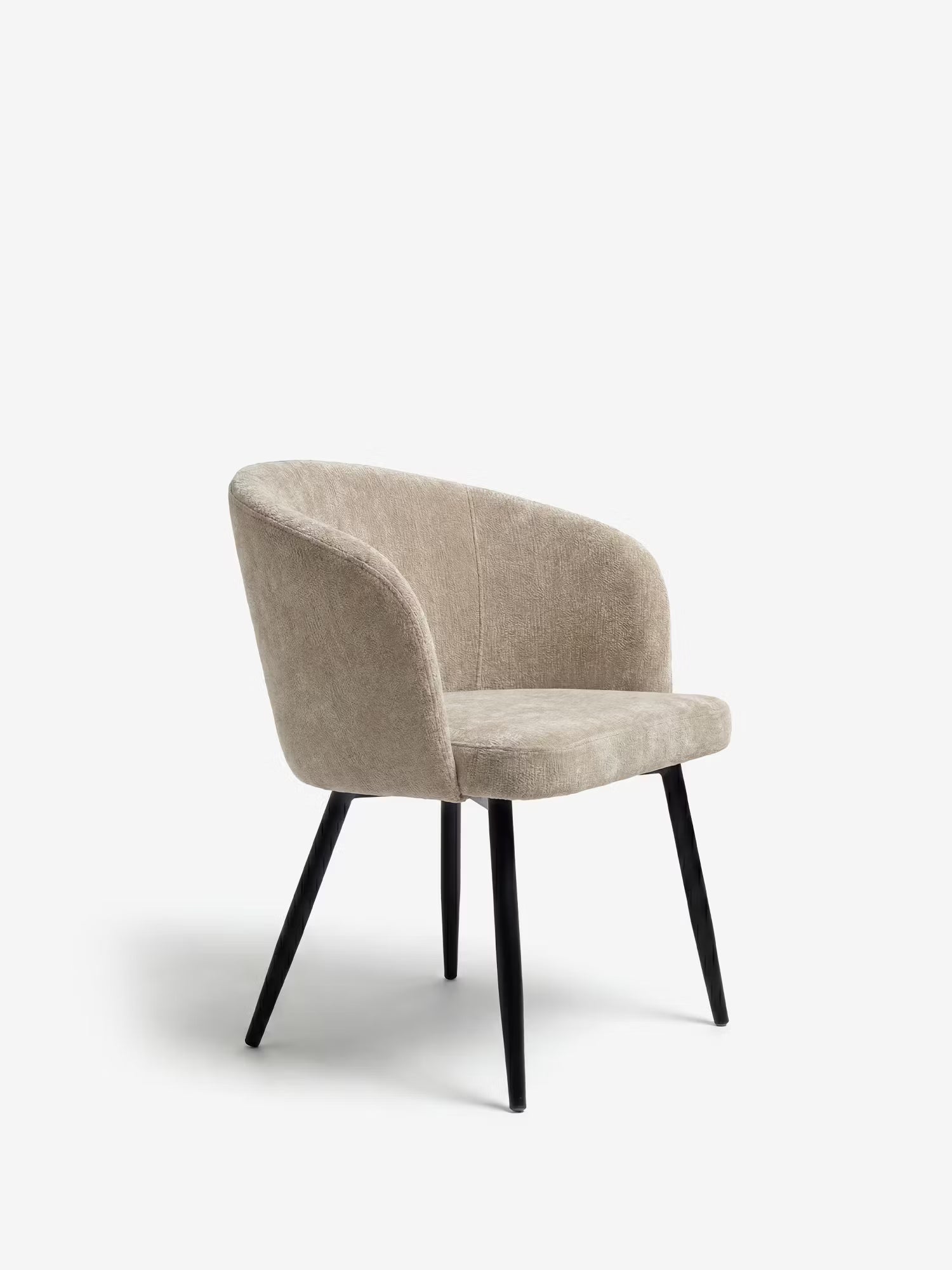 La poltrona Rovo con braccioli di Divani.Store presenta una moderna seduta rivestita in ciniglia beige e uno schienale curvo, con quattro gambe angolate in metallo nero, che le conferiscono un design elegante e contemporaneo su uno sfondo bianco a tinta unita.