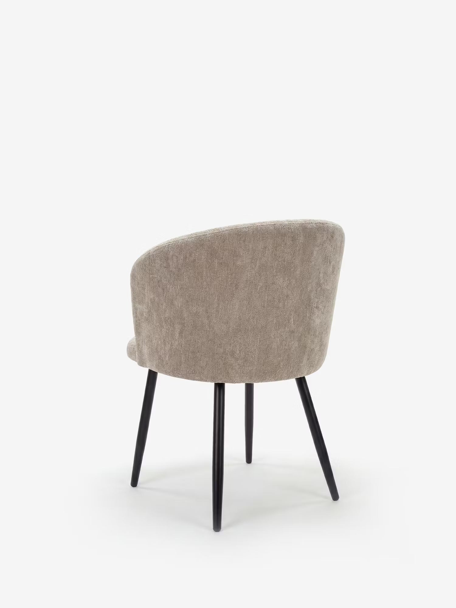 La sedia Rovo con braccioli di Divani.Store presenta uno schienale curvo, un rivestimento in ciniglia beige chiaro e sottili gambe in metallo nero. Il design minimalista di questa sedia moderna risalta nella vista posteriore su uno sfondo bianco.