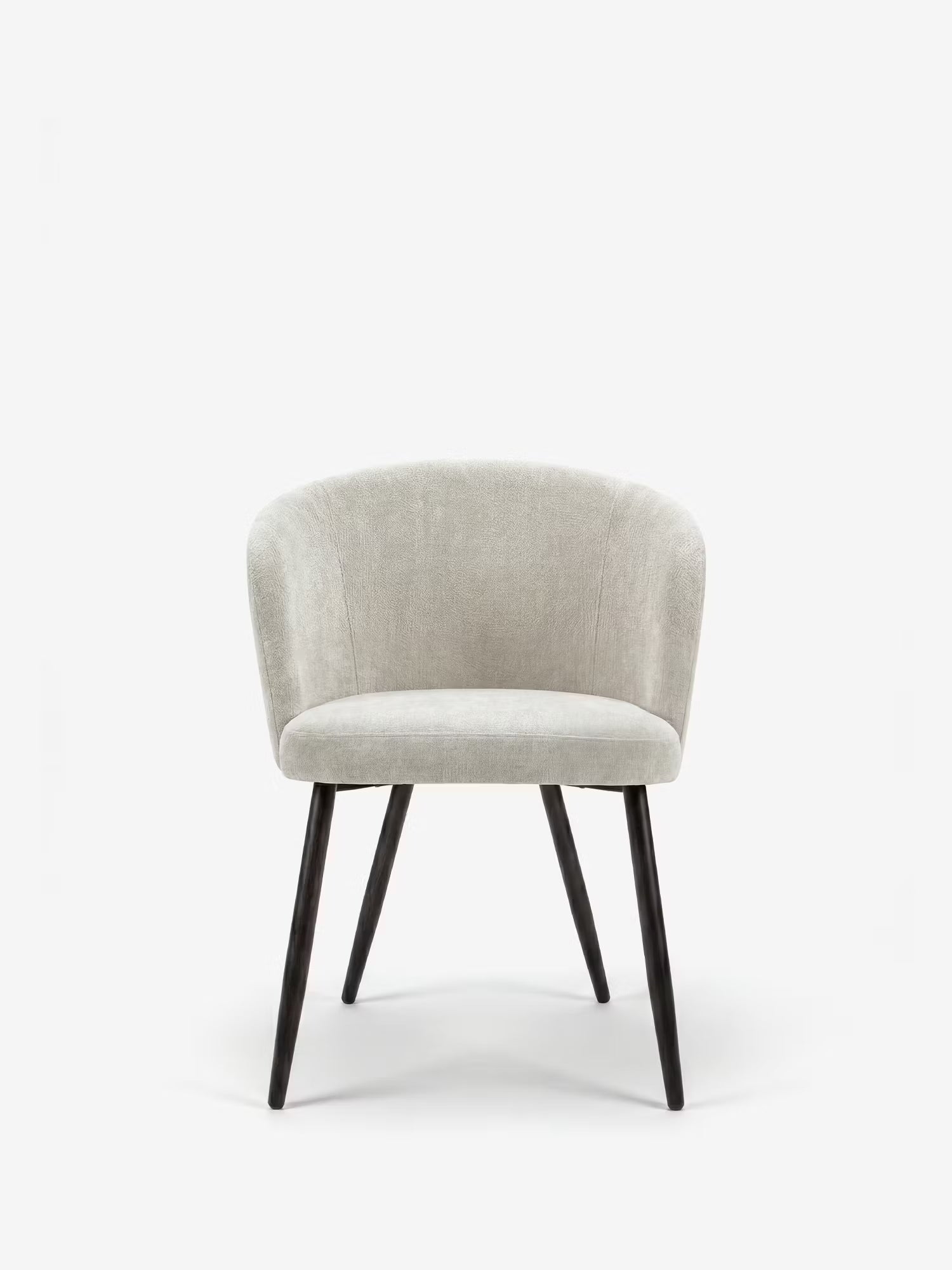 La sedia Rovo con braccioli imbottiti di Divani.Store presenta uno schienale curvo in ciniglia e gambe in metallo nero, che mettono in risalto il design contemporaneo su uno sfondo bianco a tinta unita.