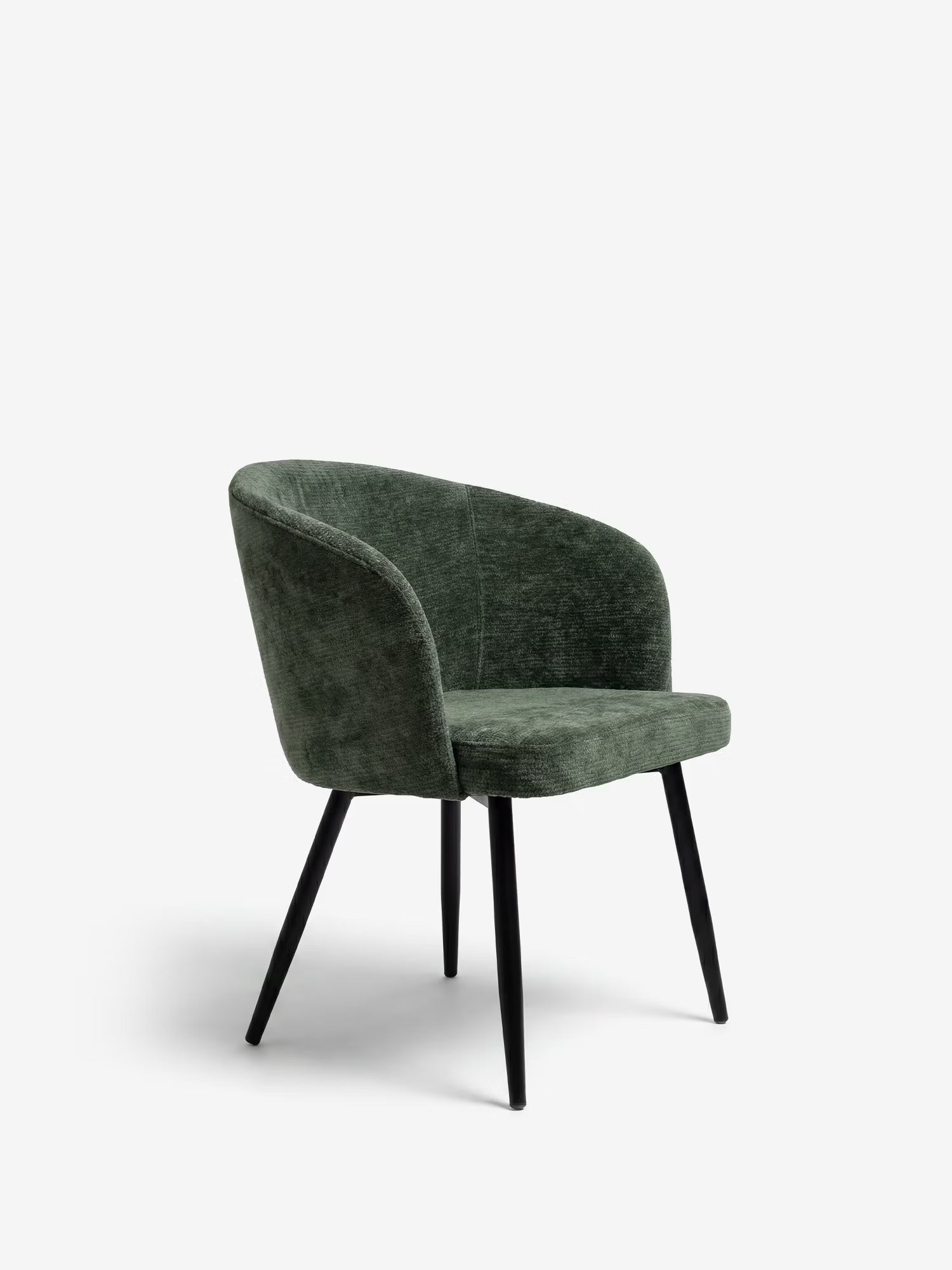 La sedia Rovo con braccioli imbottita in ciniglia di Divani.Store presenta uno schienale curvo e gambe in metallo nero, raffigurata su sfondo bianco.