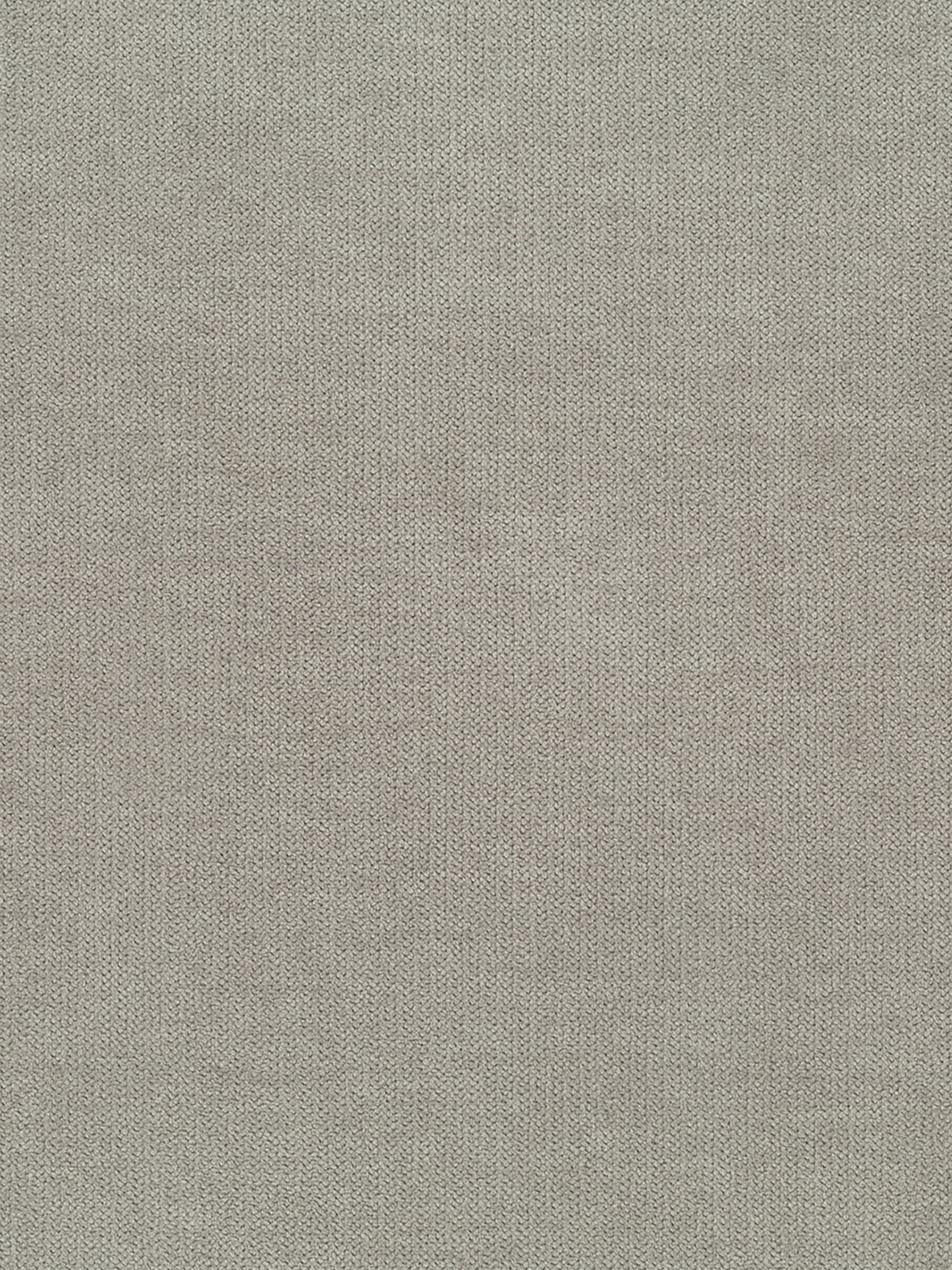 Primo piano della sedia imbottita Plissè in tessuto impermeabile di Divani.Store: tessuto a maglia morbido color grigio chiaro con un delicato motivo a spina di pesce e schienale plissettato — ideale per una sedia moderna dallo stile raffinato, con gambe in metallo nero.