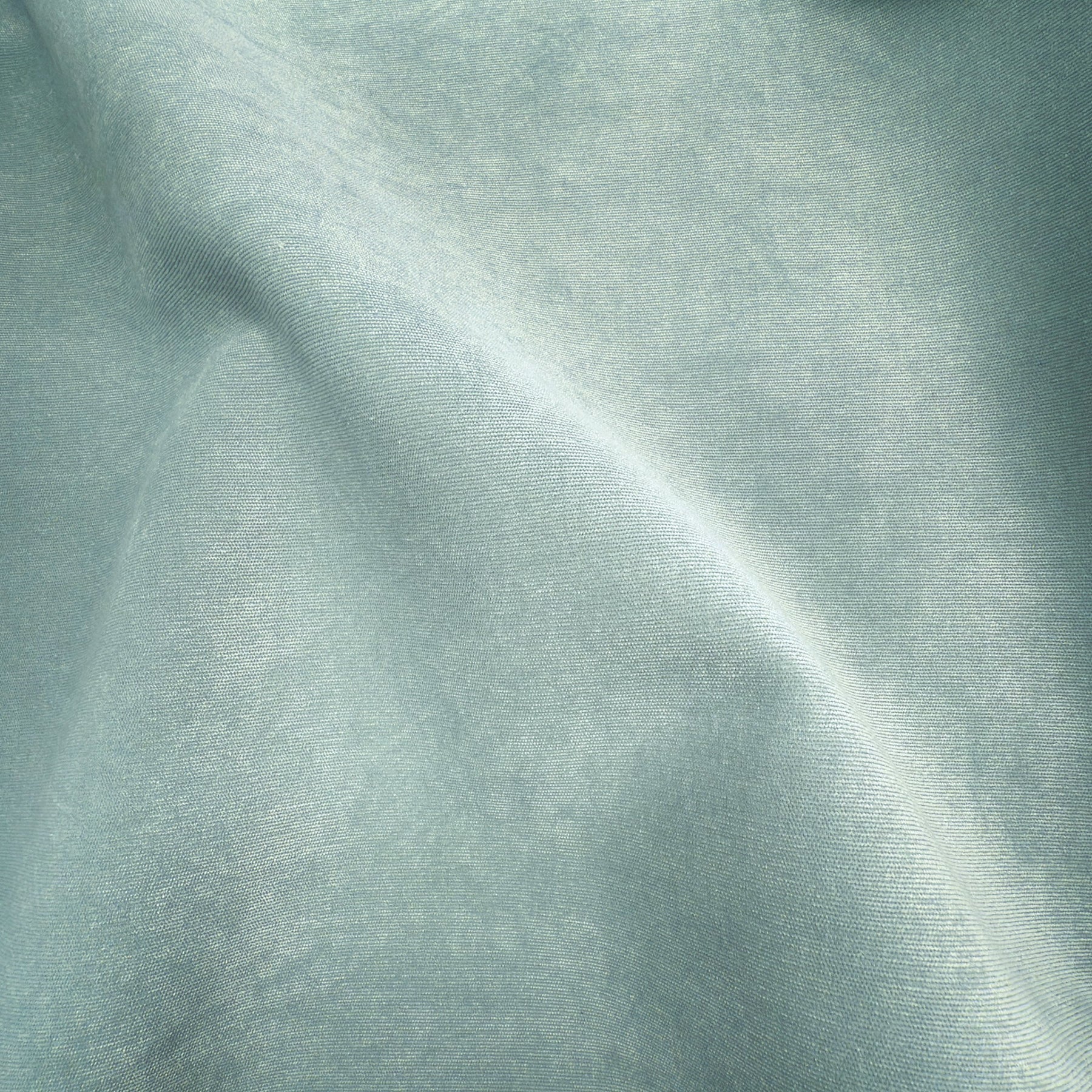 Primo piano di T17 Aspen tessuto elegante dalla mano morbida di Divani.Store in grigio-azzurro. La texture opaca e morbidamente spazzolata del tessuto smacchiabile e la tecnologia Quick Clean ne sottolineano la qualità delicata e ariosa e la finitura di pregio.