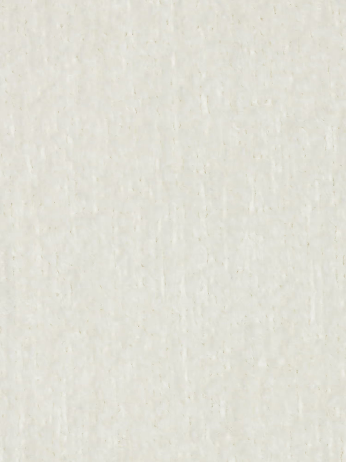 Un primo piano della superficie ruvida di una carta color avorio rivela sottili linee verticali e orizzontali, insieme a fibre naturali appena accennate, che le conferiscono un aspetto leggermente ruvido e naturale — che richiama la raffinata eleganza del divano modulare Mosaic a 3 e 4 posti in bouclé: capitonné e design in tessuto smacchiabile T21 di Divani.Store. L’illuminazione uniforme accentua la trama naturale della carta.