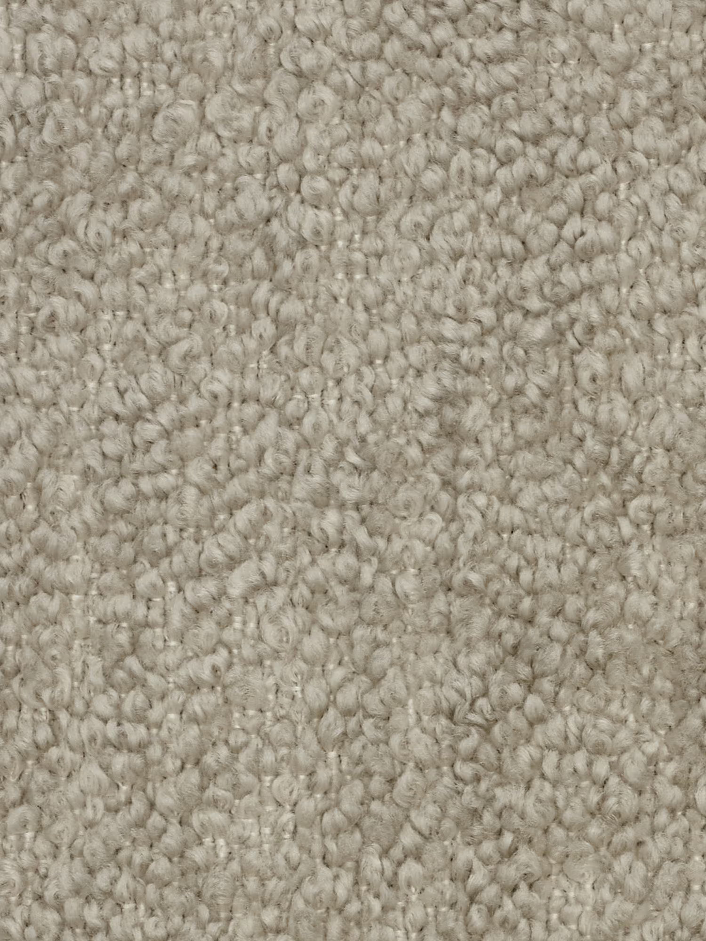 Primo piano di un tappeto in bouclé beige, che ne mette in risalto i riccioli dalla trama fitta e dalla texture marcata. Le fibre appaiono morbide, uniformi e densamente intrecciate, offrendo una superficie accogliente e invitante, ideale da abbinare al divano angolare componibile e modulare Mosaic in bouclé: capitonné e design in tessuto smacchiabile T21 di Divani.Store in un soggiorno moderno. La tonalità neutra e il motivo uniforme conferiscono un’estetica semplice ma contemporanea.