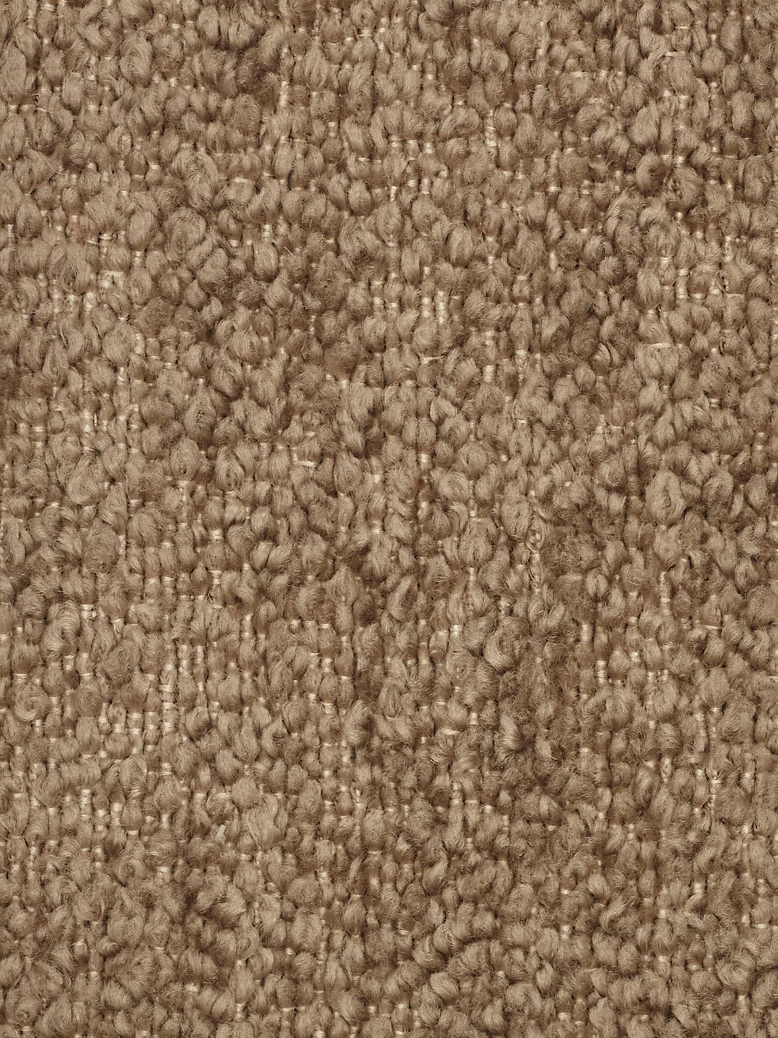 Primo piano del pouf e modulo Mosaic in bouclé – 96x77 cm di Divani.Store, caratterizzato da un design capitonné a riccioli fitti in tessuto T21 resistente alle macchie. Le fibre marroni sono morbide e densamente intrecciate, con sottili variazioni di tonalità che creano un aspetto naturale e materico. L’illuminazione mette in risalto la profondità e i dettagli intricati della superficie in bouclé.