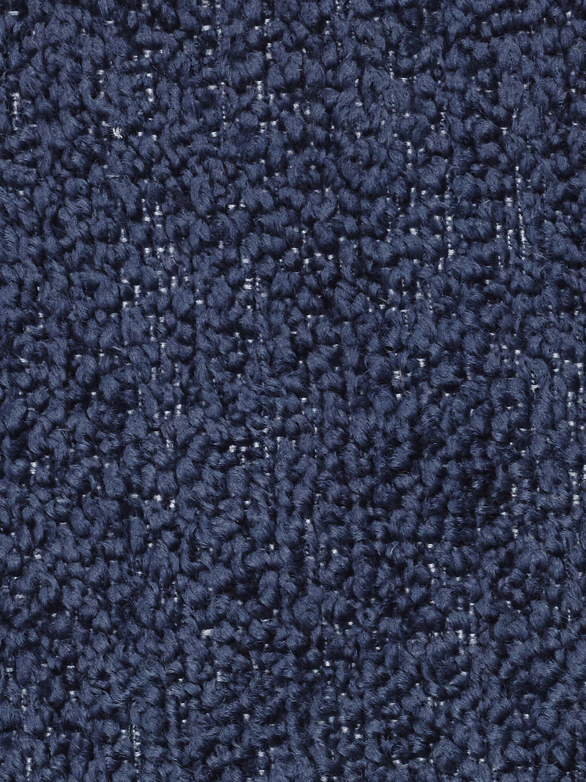 Primo piano di un tappeto blu scuro dalla trama ruvida con motivo a riccioli, che si abbina perfettamente alle linee eleganti del divano modulare Mosaic a 3 e 4 posti in bouclé: capitonné e design in tessuto smacchiabile T21 di Divani.Store. Le fibre creano una superficie morbida e leggermente irregolare, con sottili fili di un blu più chiaro intrecciati ovunque, che conferiscono profondità e fascino visivo al materiale.