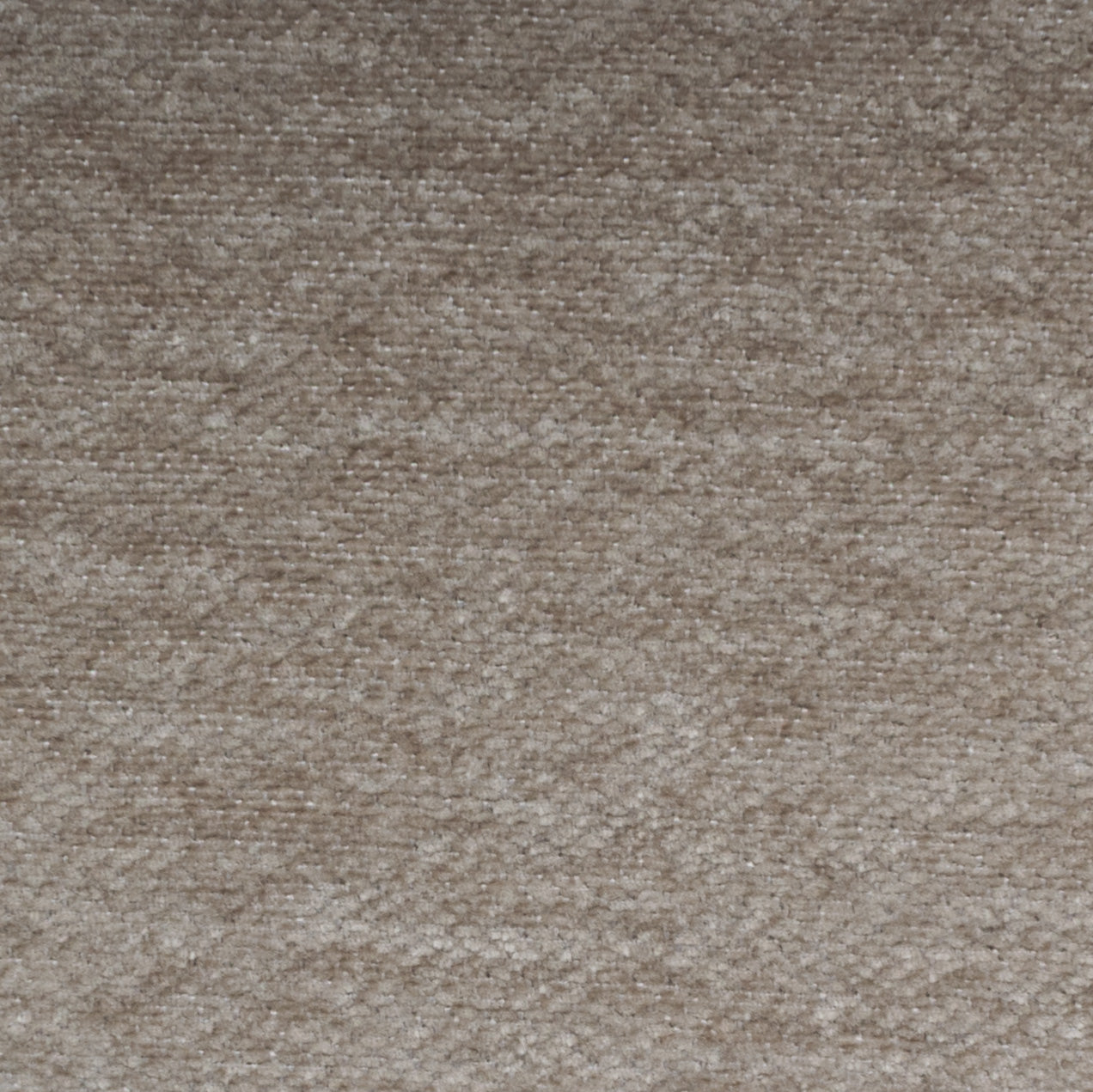 Un primo piano del T27 Brezza di Divani.Store, un morbido ed elegante tessuto goffrato con trattamento antimacchia, mostra una texture uniforme e sottili toni beige che ricordano la ciniglia, riempiendo la cornice con un dettagliato disegno a tappeto.