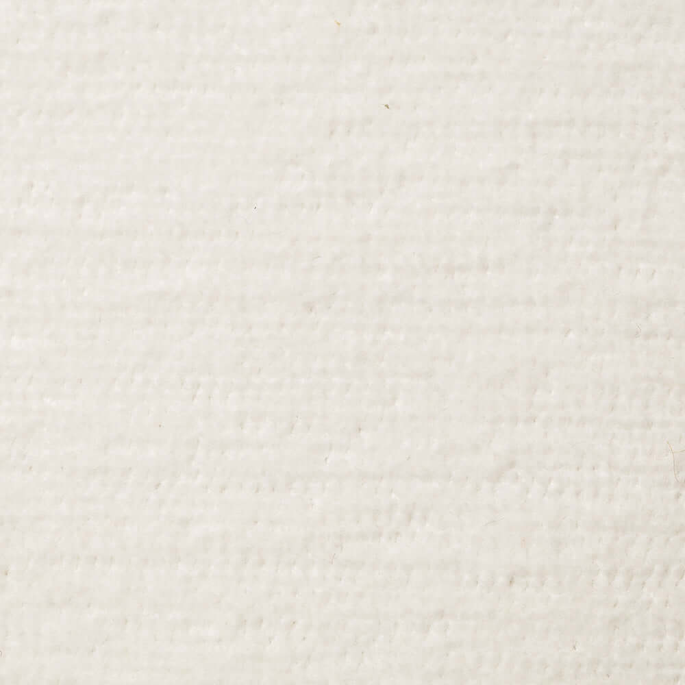 Primo piano del T31 BOLERO di Divani.Store - un raffinato tessuto dalla mano morbida, smacchiabile, impermeabile Fast Clean e irrestringibile - con una superficie sottilmente strutturata e pregiata che ricorda la carta fatta a mano o l'acquerello.