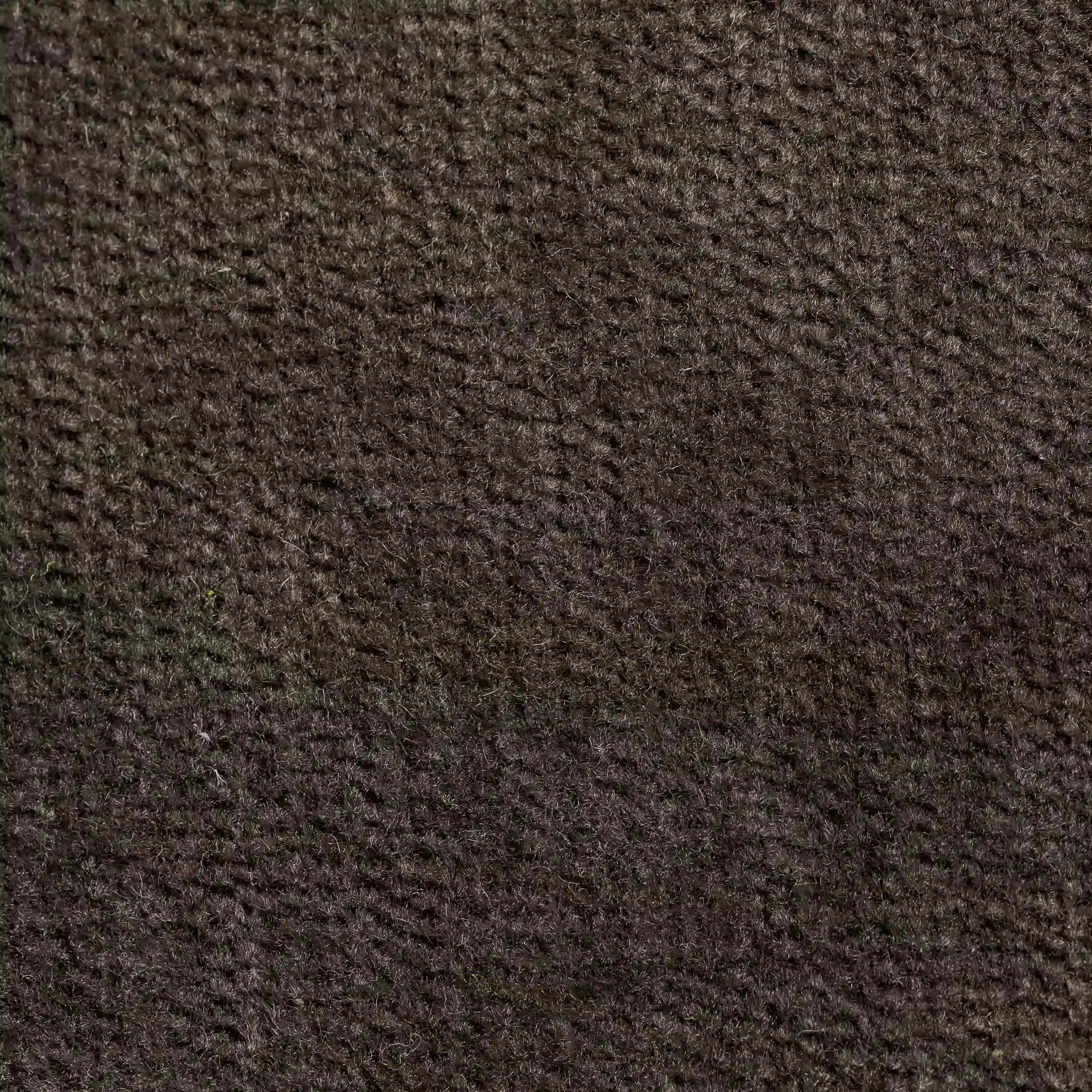 Primo piano del Bolero cuscino di Divani.Store in morbido tessuto T31 color testa di moro: smacchiabile, impermeabile, irrestringibile, con una trama articolata e sottili variazioni di colore. Disponibile in vari colori.