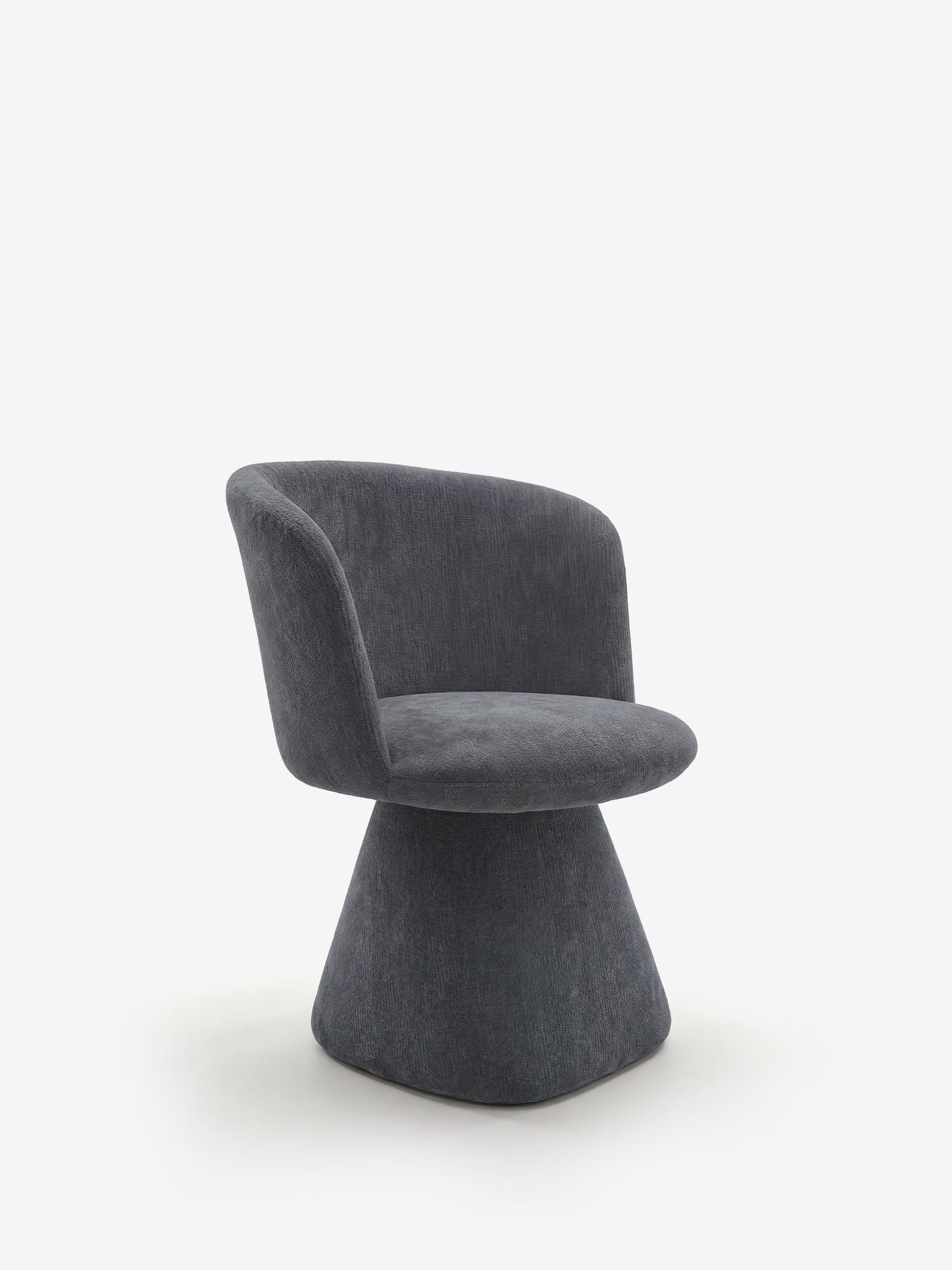 La sedia moderna imbottita Talia di Divani.Store è caratterizzata da un tessuto in ciniglia grigio scuro certificato OEKO-TEX®, dallo schienale e dalla seduta arrotondati, oltre che da un'ampia base a forma di cono. Lo sfondo bianco a tinta unita mette in risalto questa elegante sedia, rendendola il protagonista assoluto.