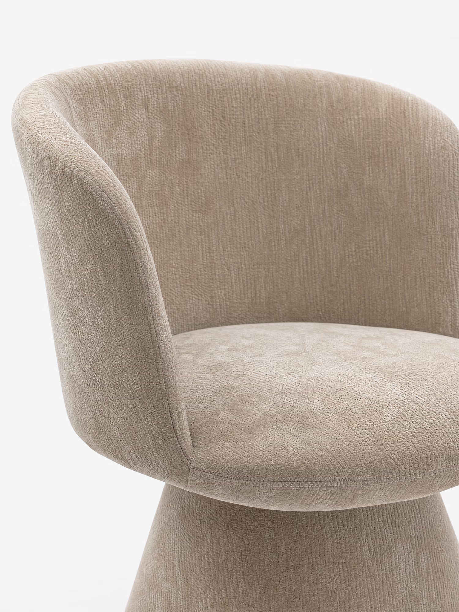 Un primo piano della sedia moderna imbottita Talia di Divani.Store, caratterizzata da uno schienale ricurvo, braccioli e un morbido tessuto in ciniglia beige chiaro certificato OEKO-TEX®, dal design minimalista e arrotondato su uno sfondo bianco a tinta unita.