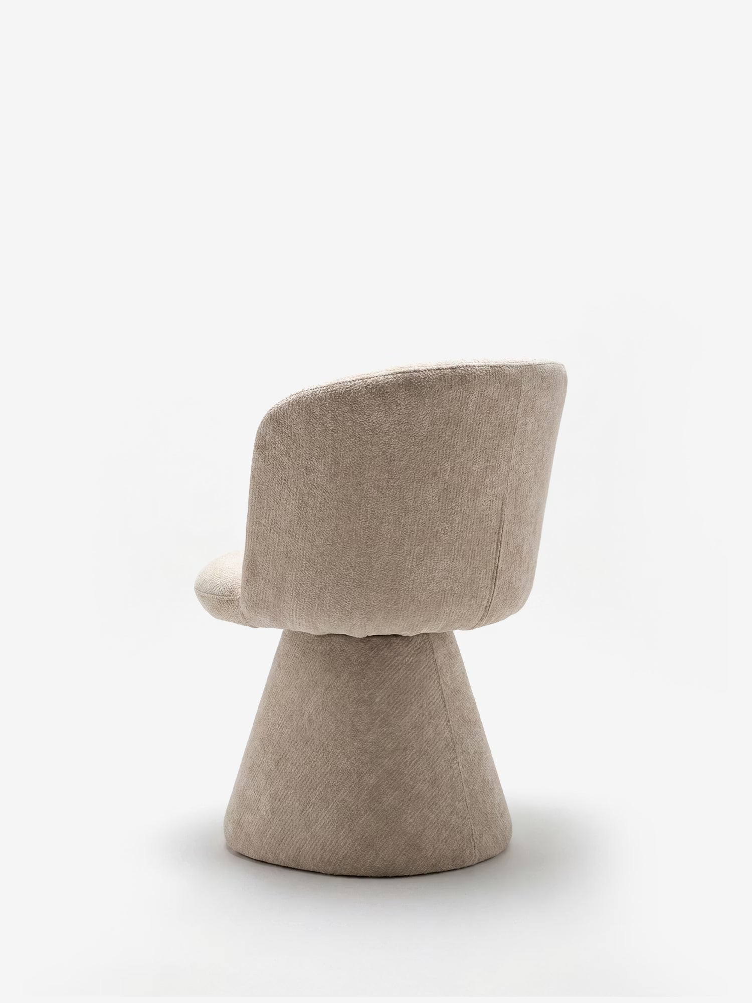 La sedia moderna Talia di Divani.Store è una sedia elegante realizzata in morbida ciniglia beige certificata OEKO-TEX®, con schienale arrotondato, seduta imbottita e ampia base conica, raffigurata inclinata su uno sfondo bianco.