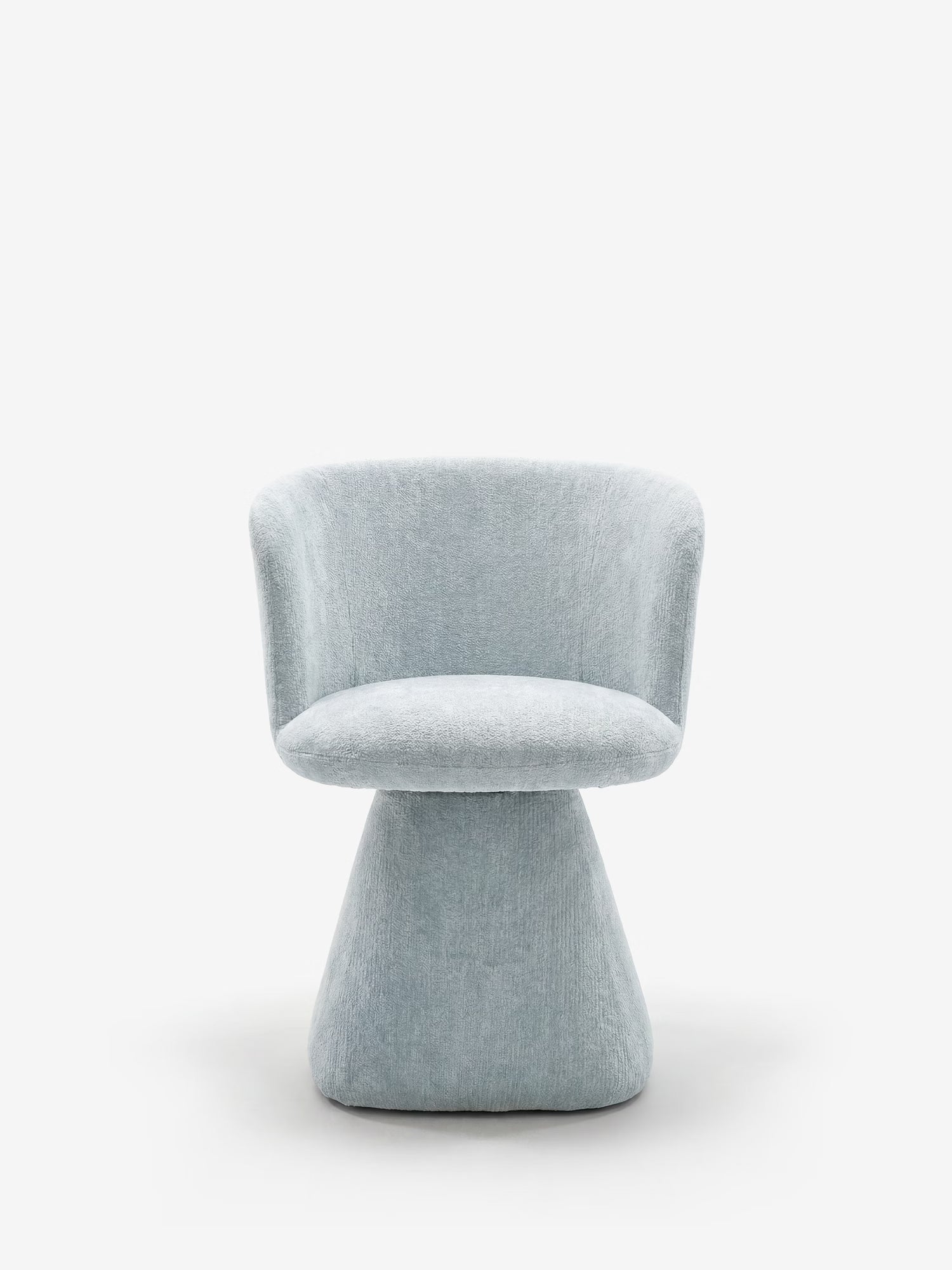 La sedia moderna Talia, imbottita in morbido tessuto ciniglia OEKO-TEX® di Divani.Store, presenta uno schienale curvo, una seduta arrotondata e un’ampia base conica, e si distingue per il suo design minimalista su uno sfondo bianco a tinta unita.