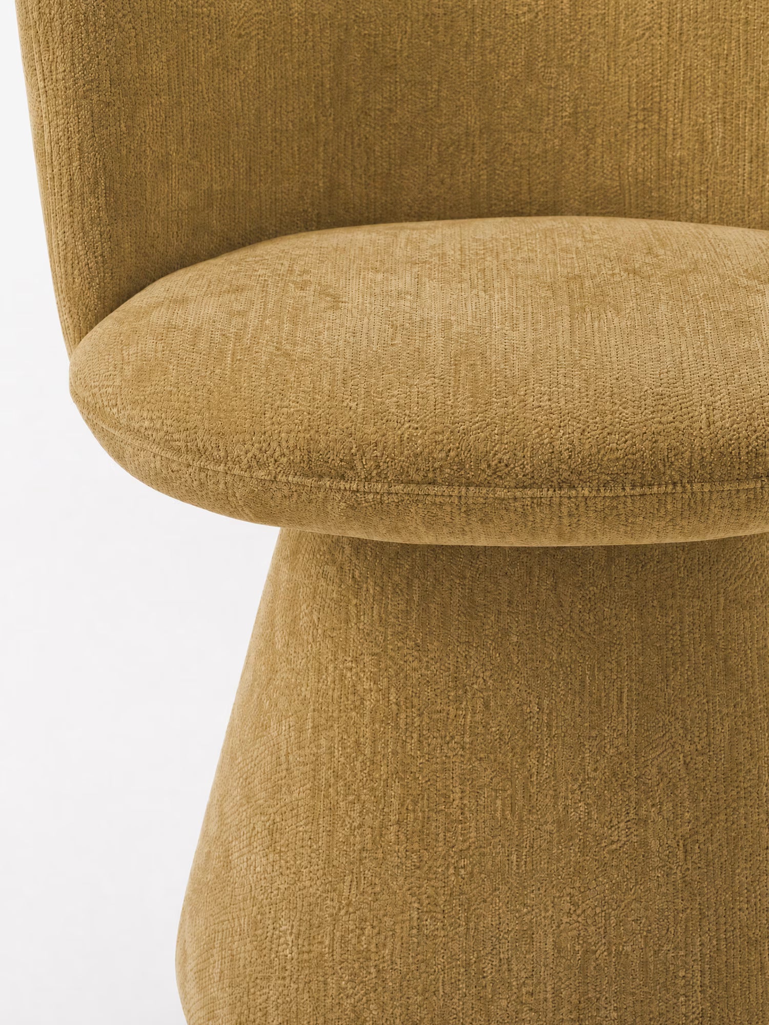 Un primo piano della sedia moderna imbottita Talia di Divani.Store, caratterizzata da uno schienale e una seduta curvi in ciniglia giallo senape certificata OEKO-TEX®, che ne esalta la morbida consistenza e il design minimalista su uno sfondo bianco a tinta unita.