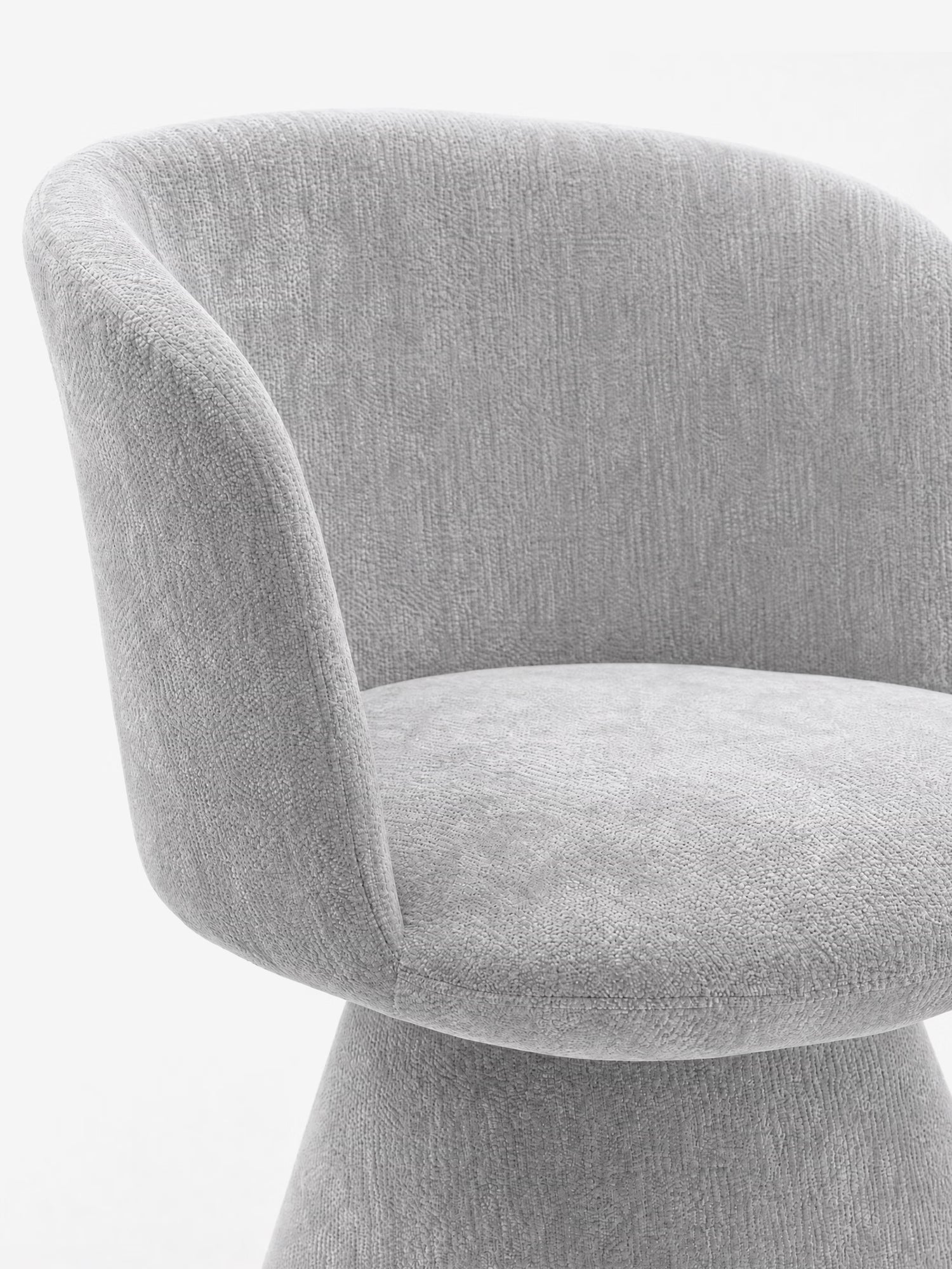 Un primo piano della sedia moderna Talia di Divani.Store, realizzata in morbido tessuto ciniglia OEKO-TEX®, caratterizzata da uno schienale basso e ricurvo, una seduta arrotondata e una base conica rivestita; il suo design elegante e minimalista risalta sullo sfondo bianco.