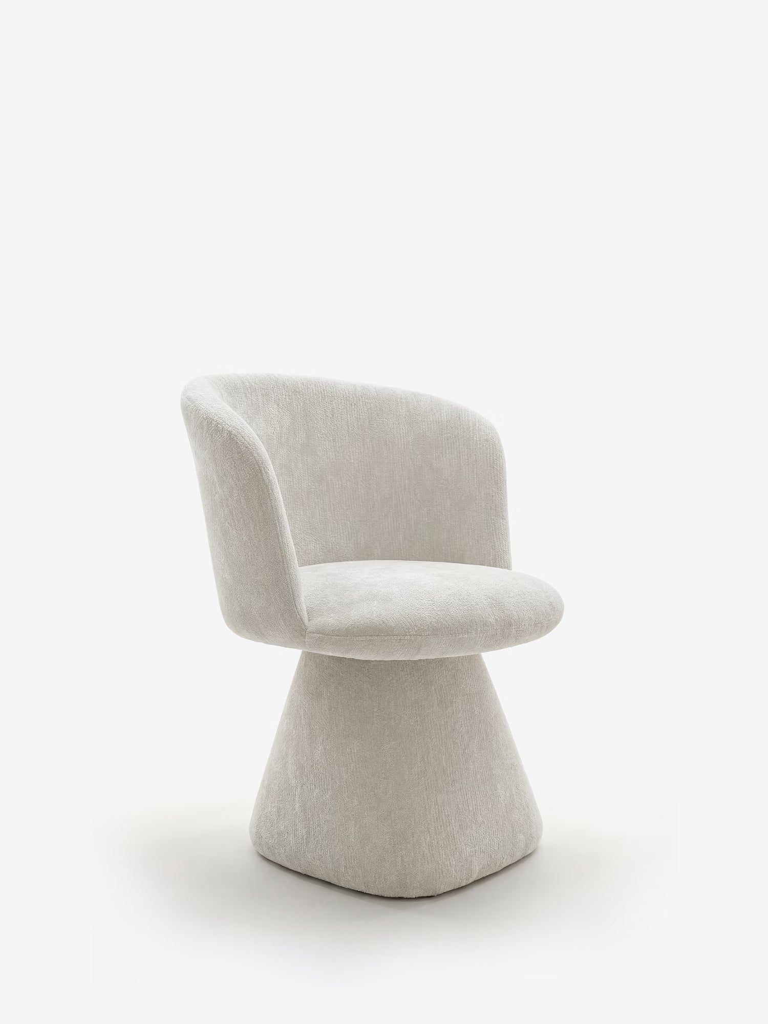 La sedia moderna imbottita Talia di Divani.Store presenta uno schienale e una seduta arrotondati in morbido tessuto chenille certificato OEKO-TEX®, con una solida base cilindrica affusolata. Nell’immagine è raffigurata su uno sfondo bianco a tinta unita.